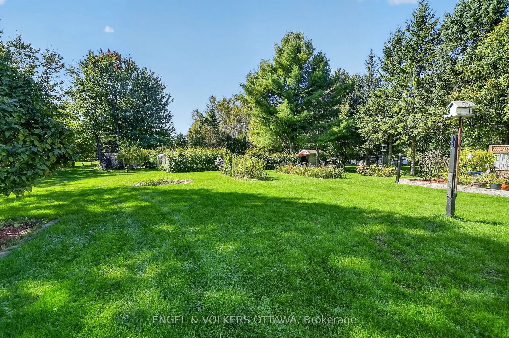 1124 Des Pommiers Street