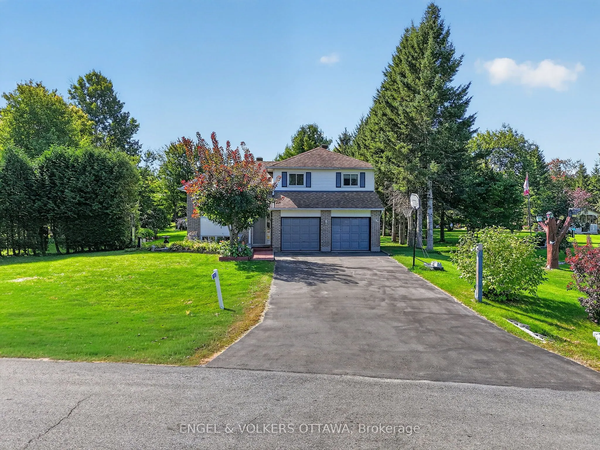 1124 Des Pommiers Street