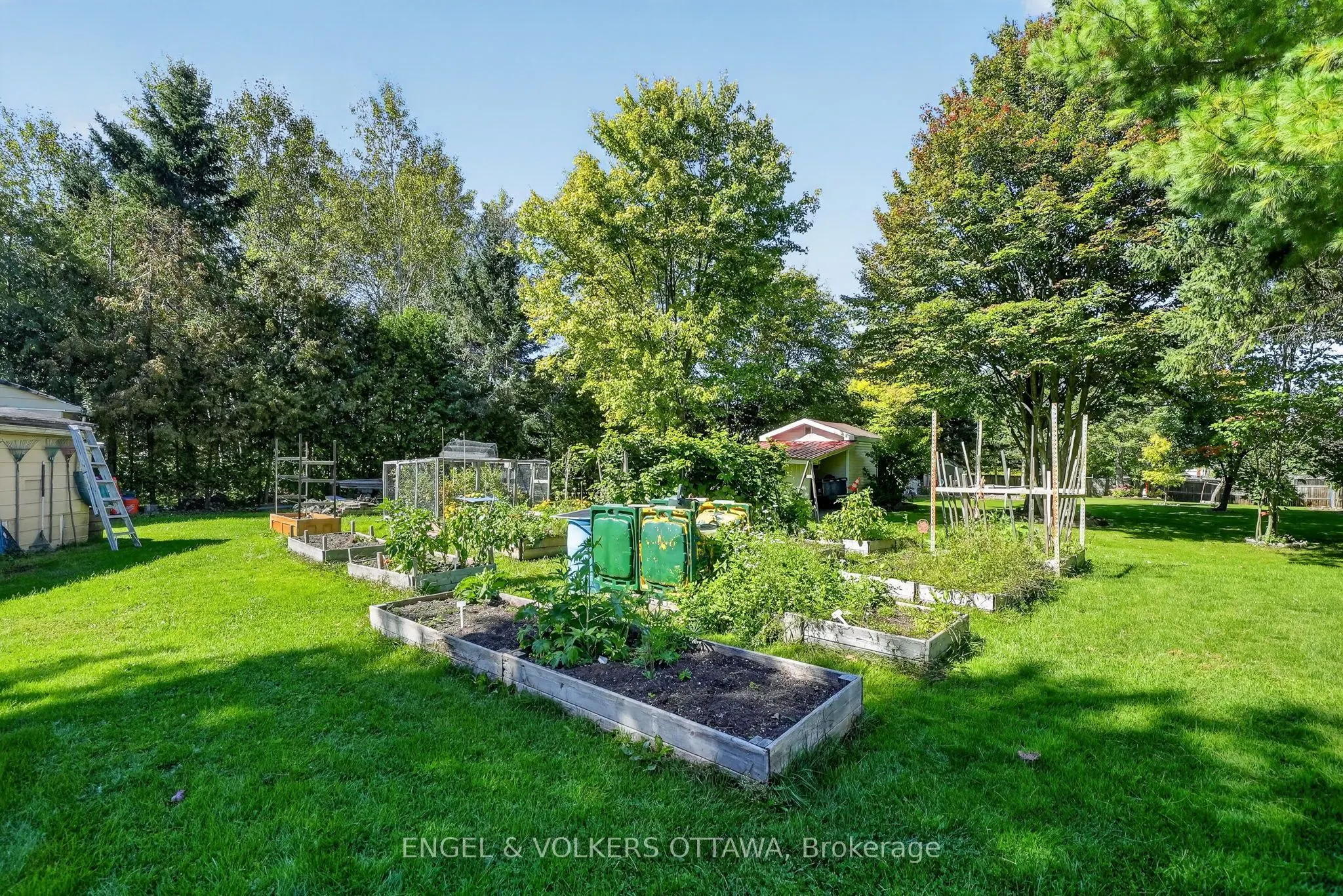 1124 Des Pommiers Street