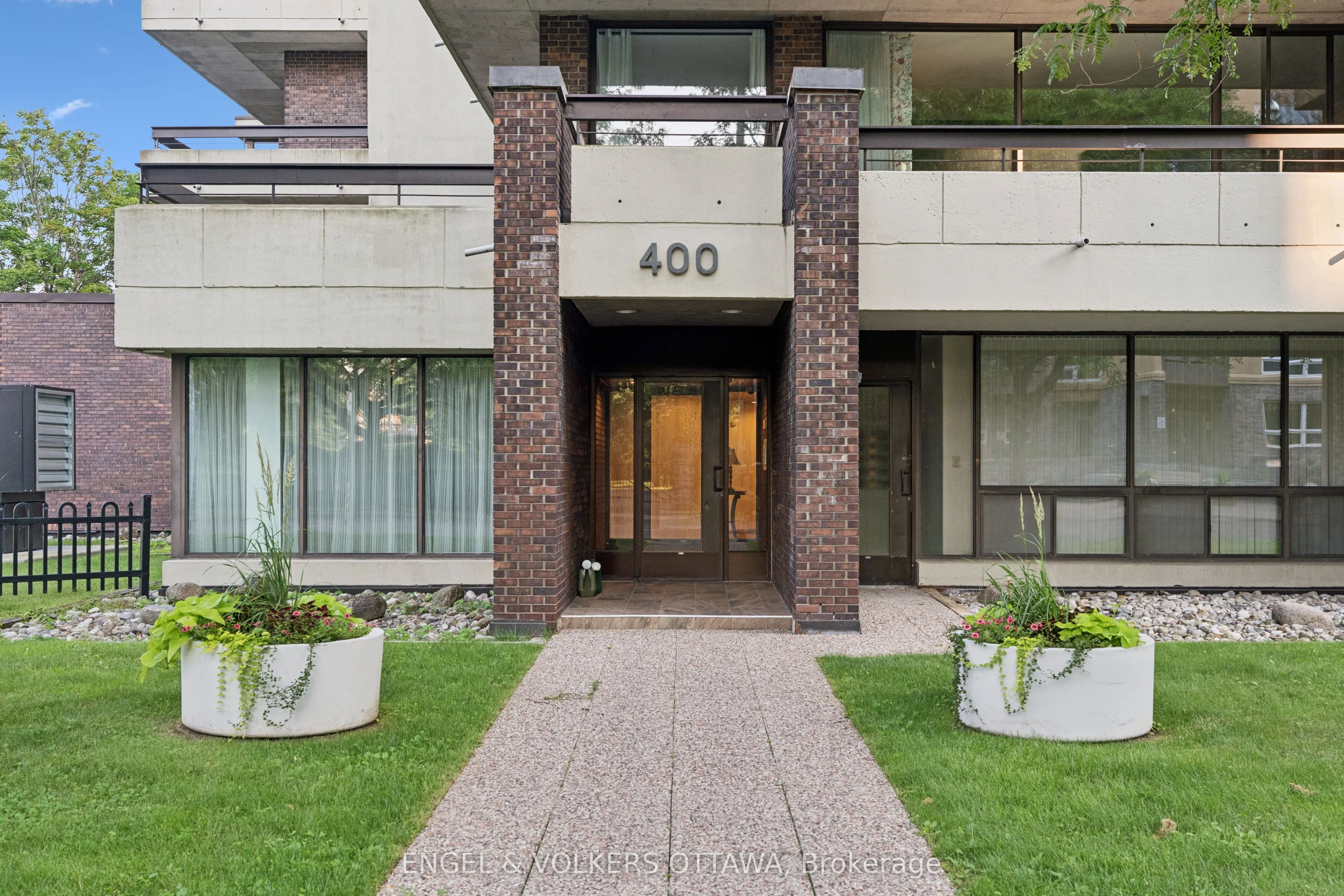 400 Laurier Street E #8A