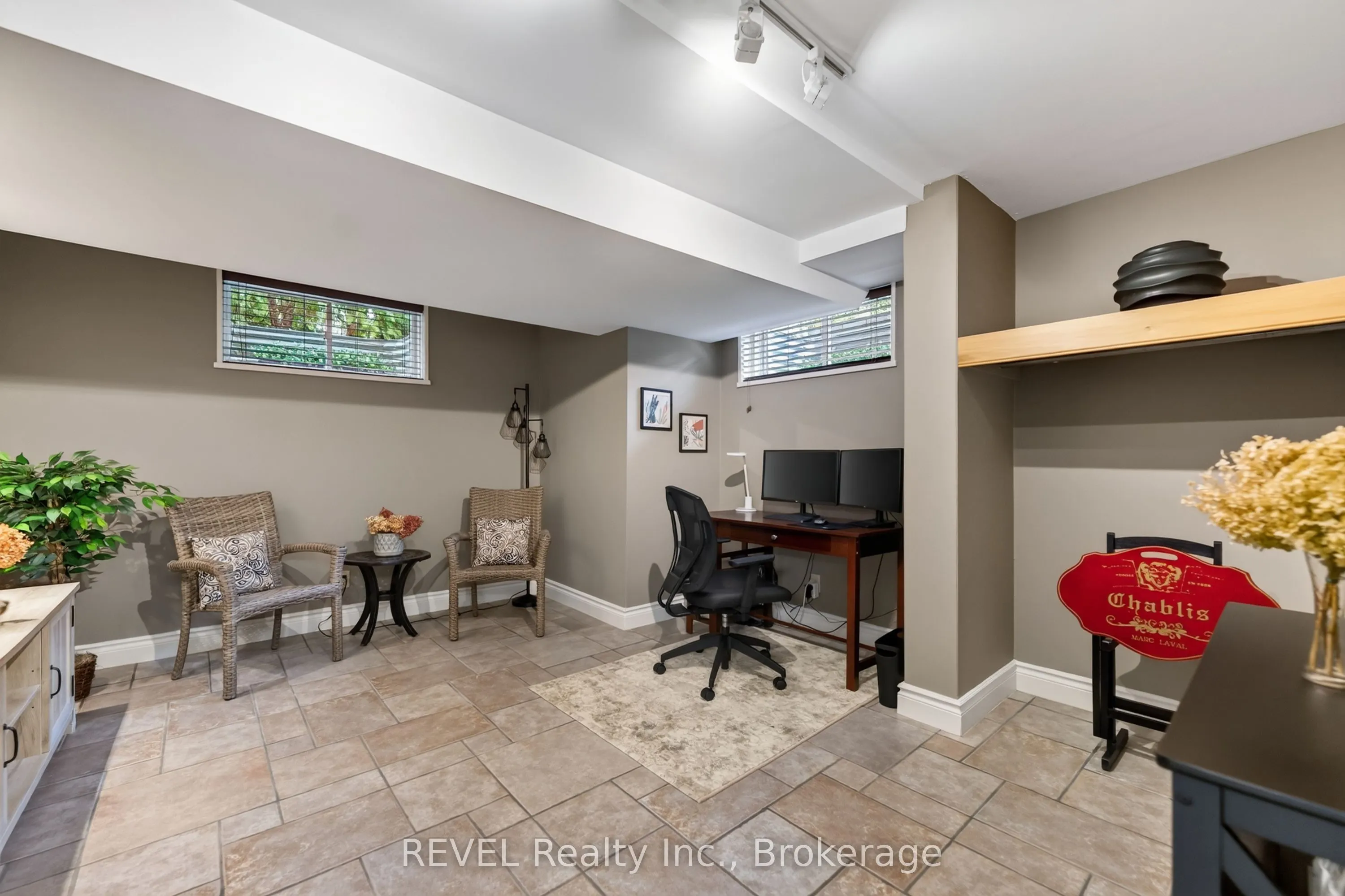 169 John Street W