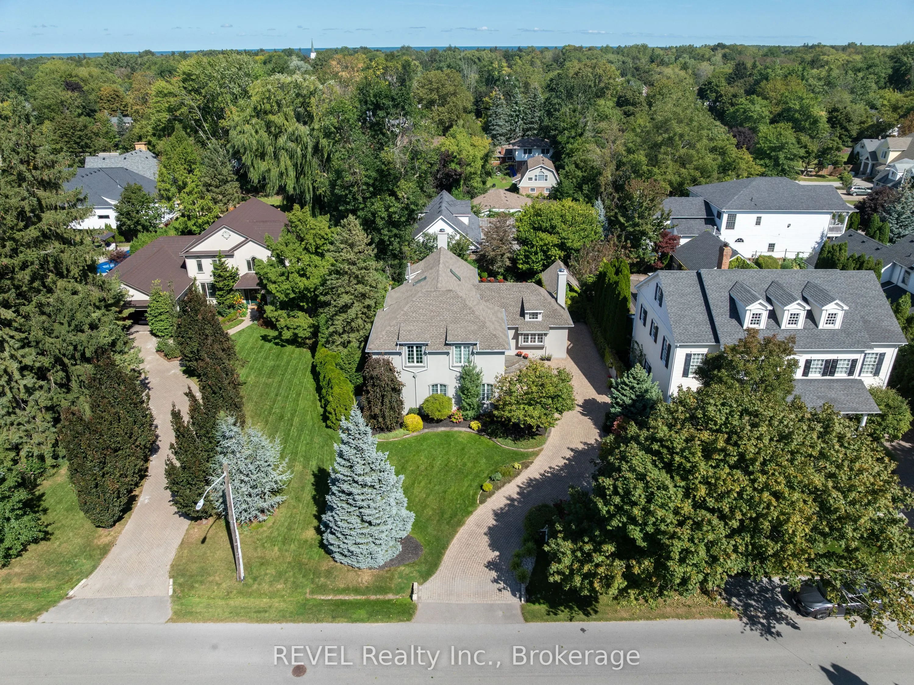 169 John Street W