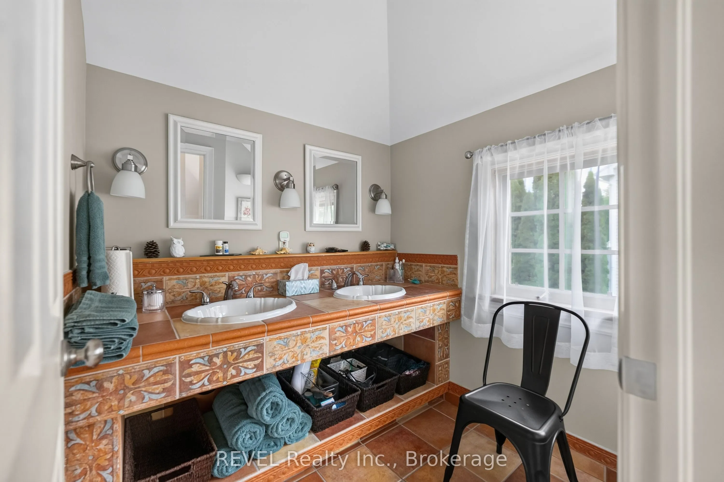 169 John Street W