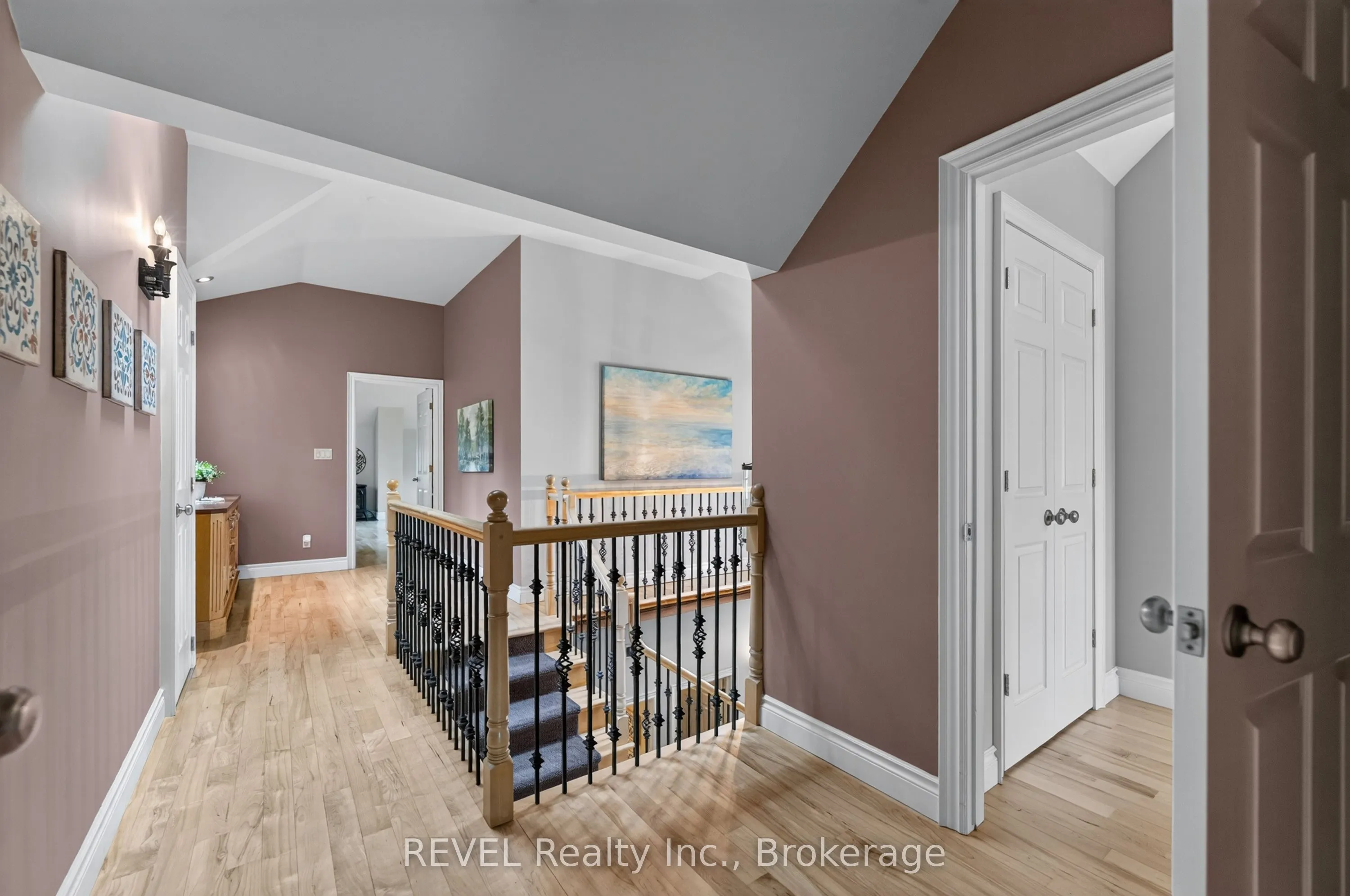 169 John Street W