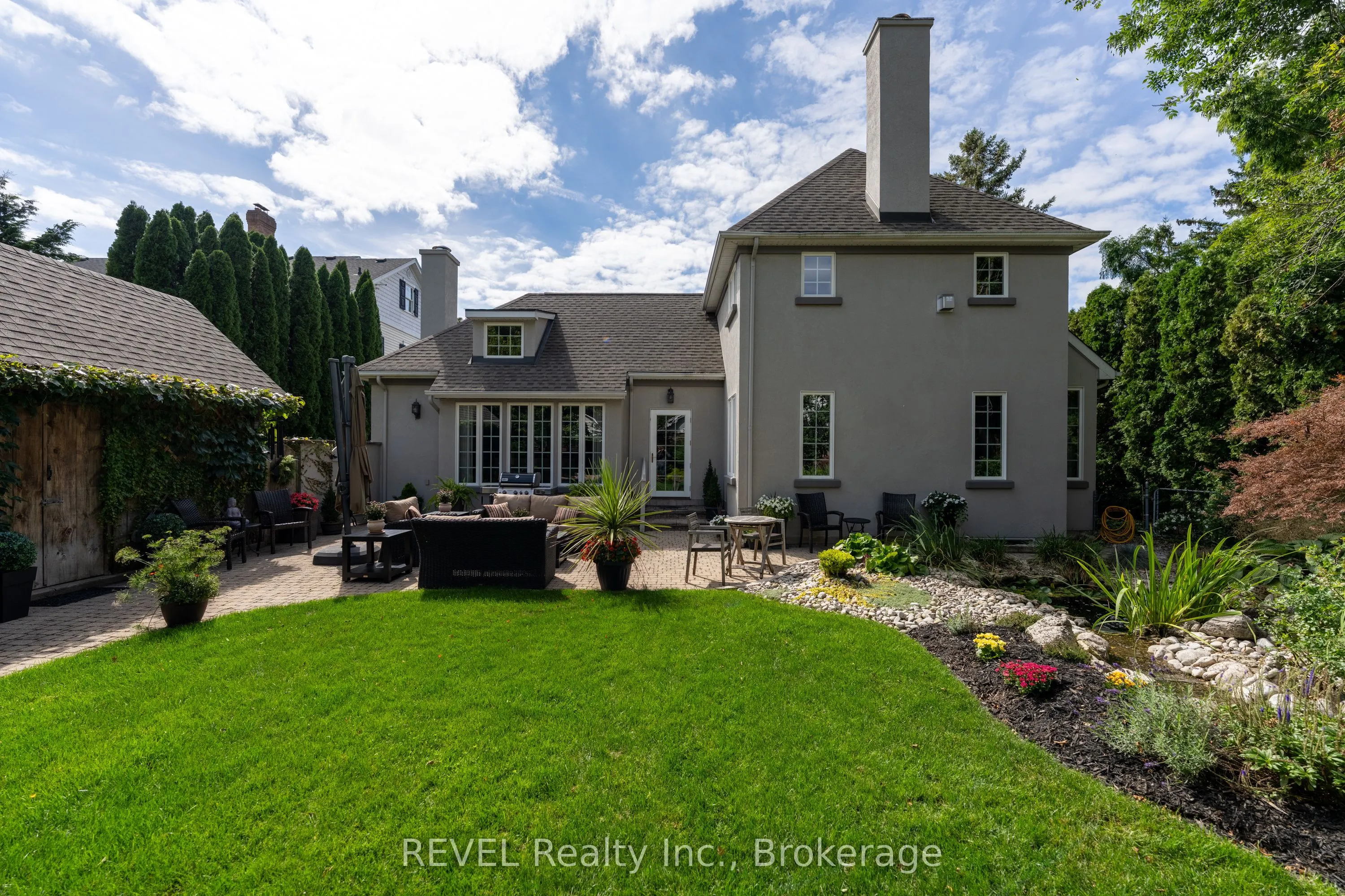 169 John Street W