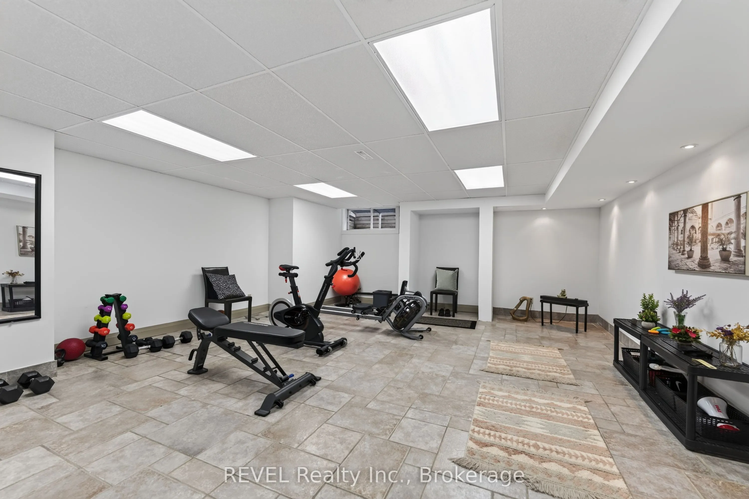 169 John Street W