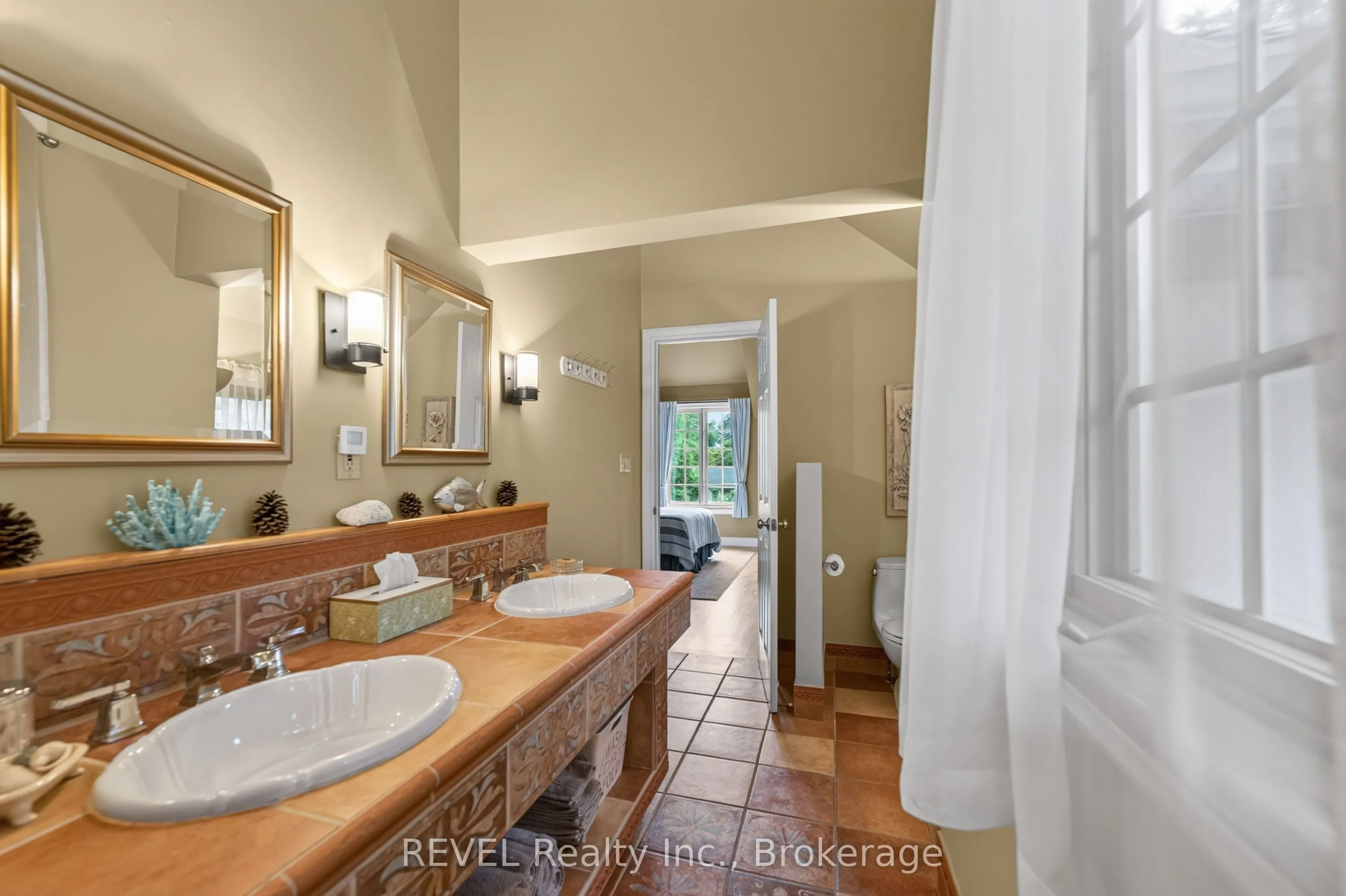 169 John Street W