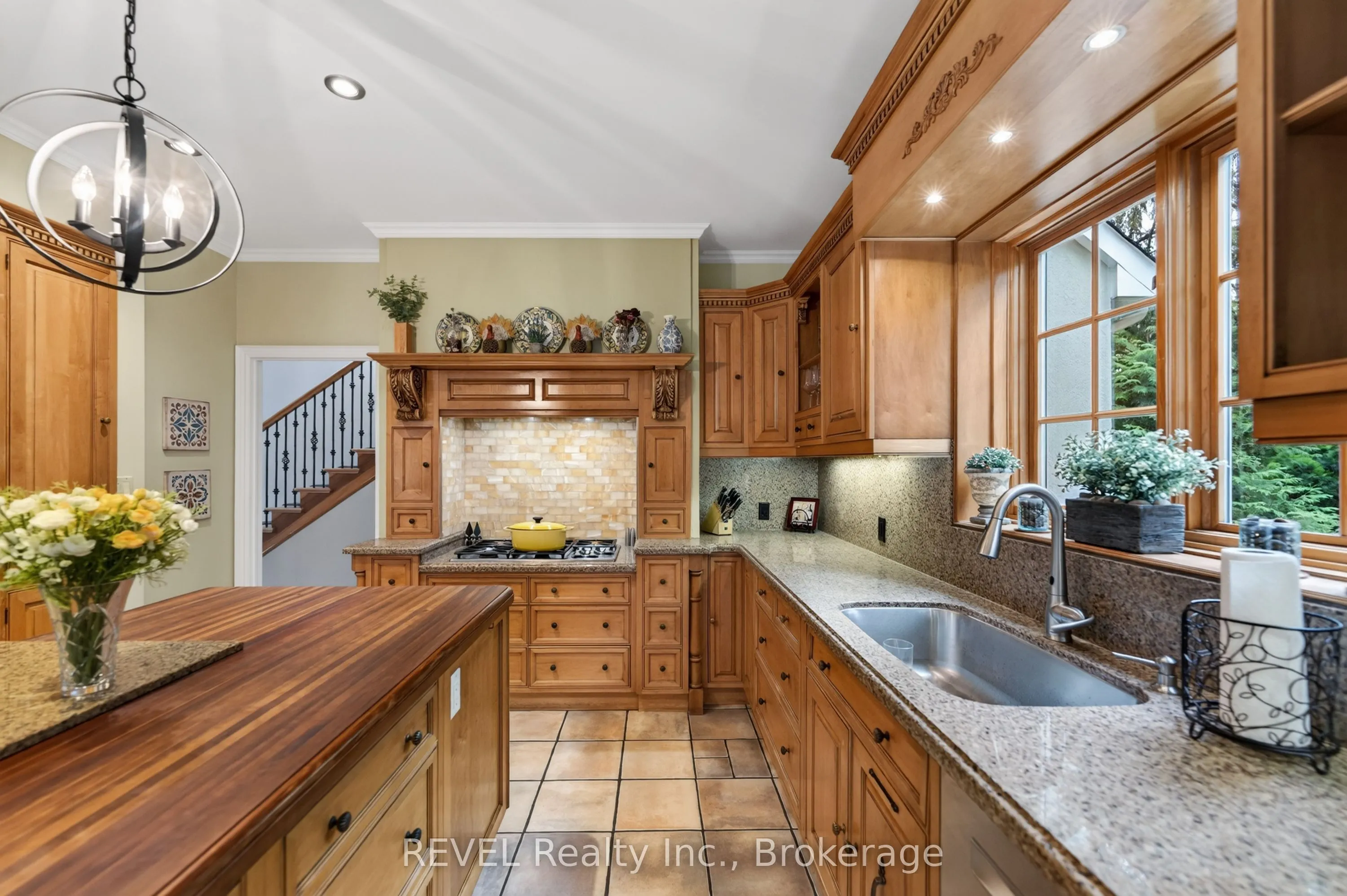 169 John Street W