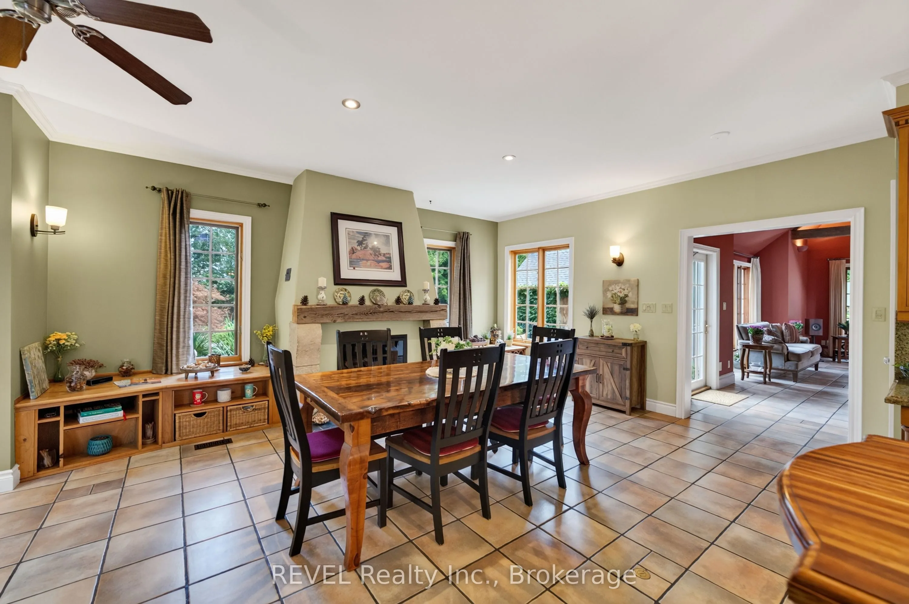 169 John Street W