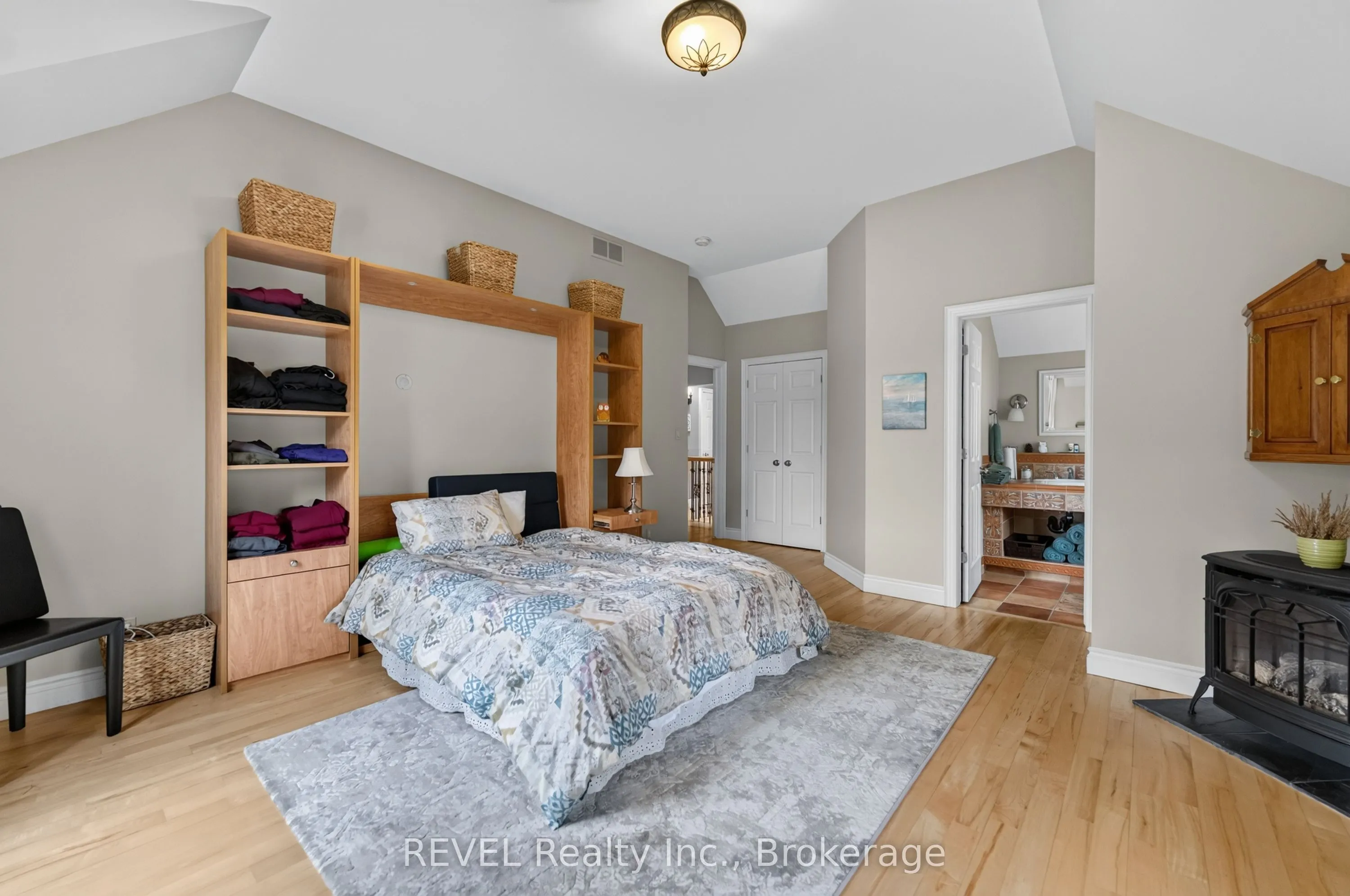 169 John Street W