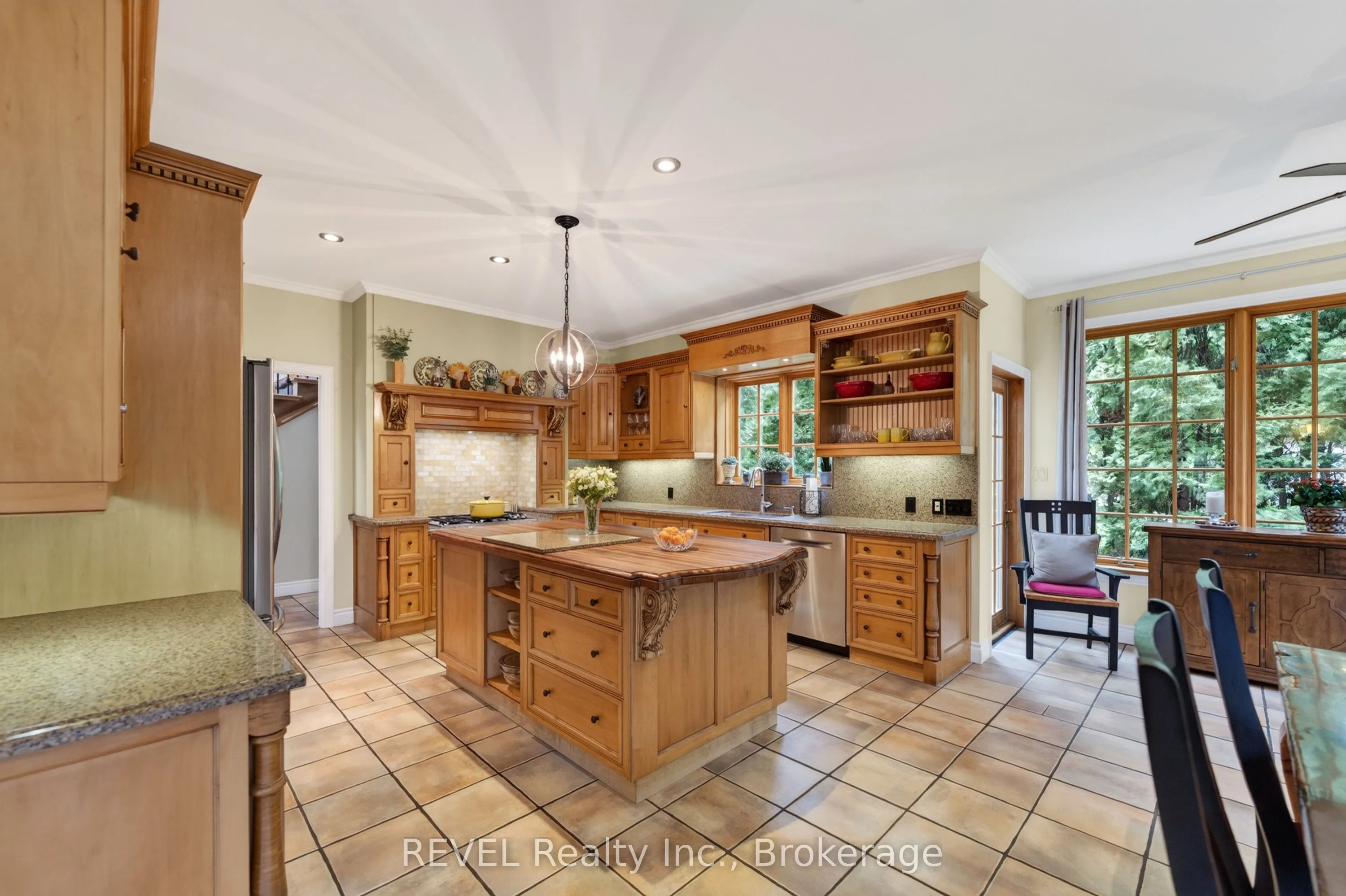 169 John Street W