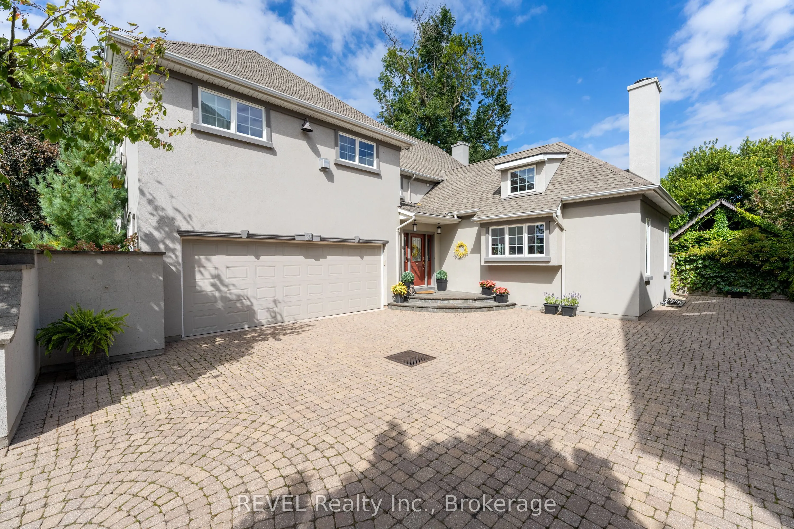 169 John Street W
