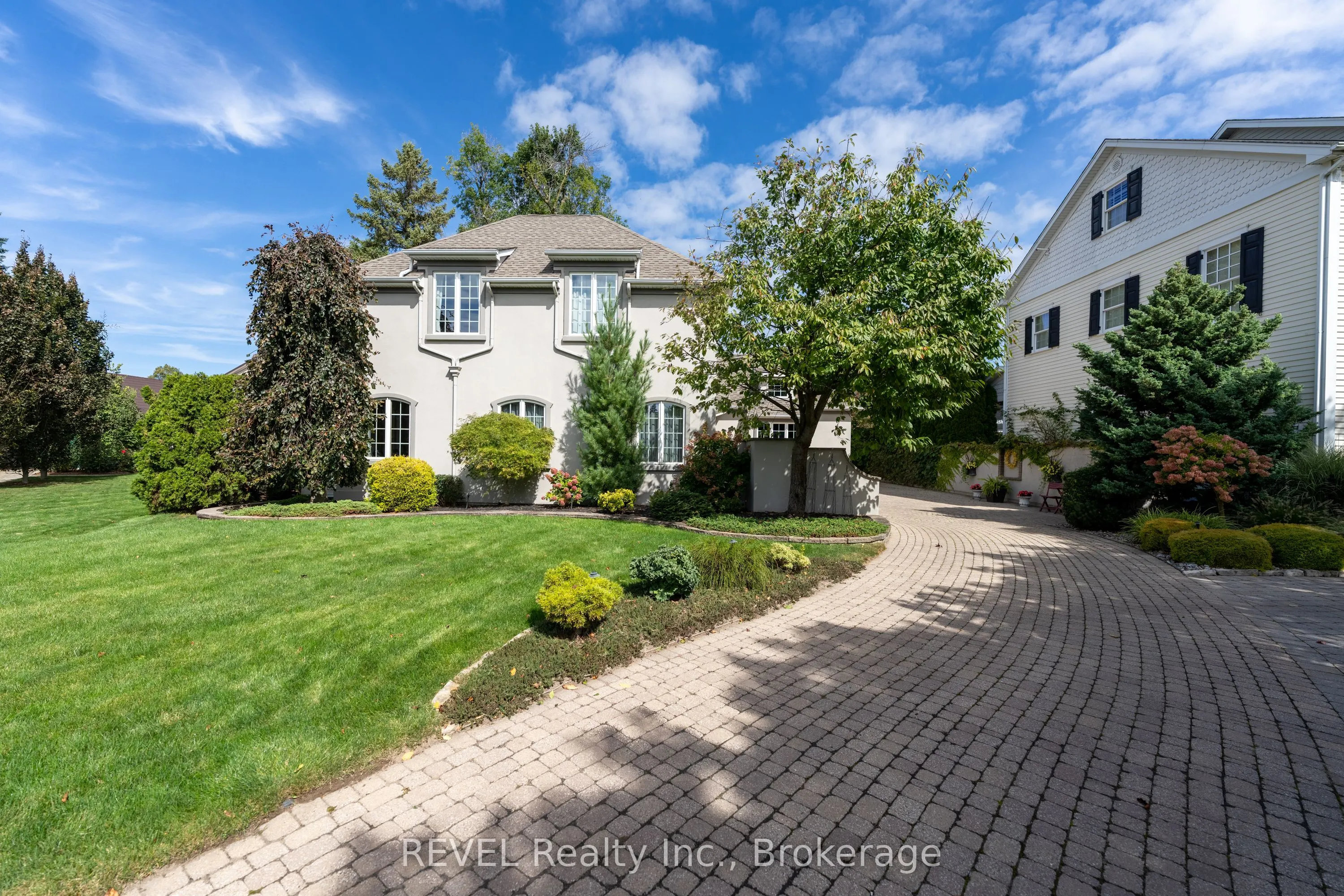 169 John Street W