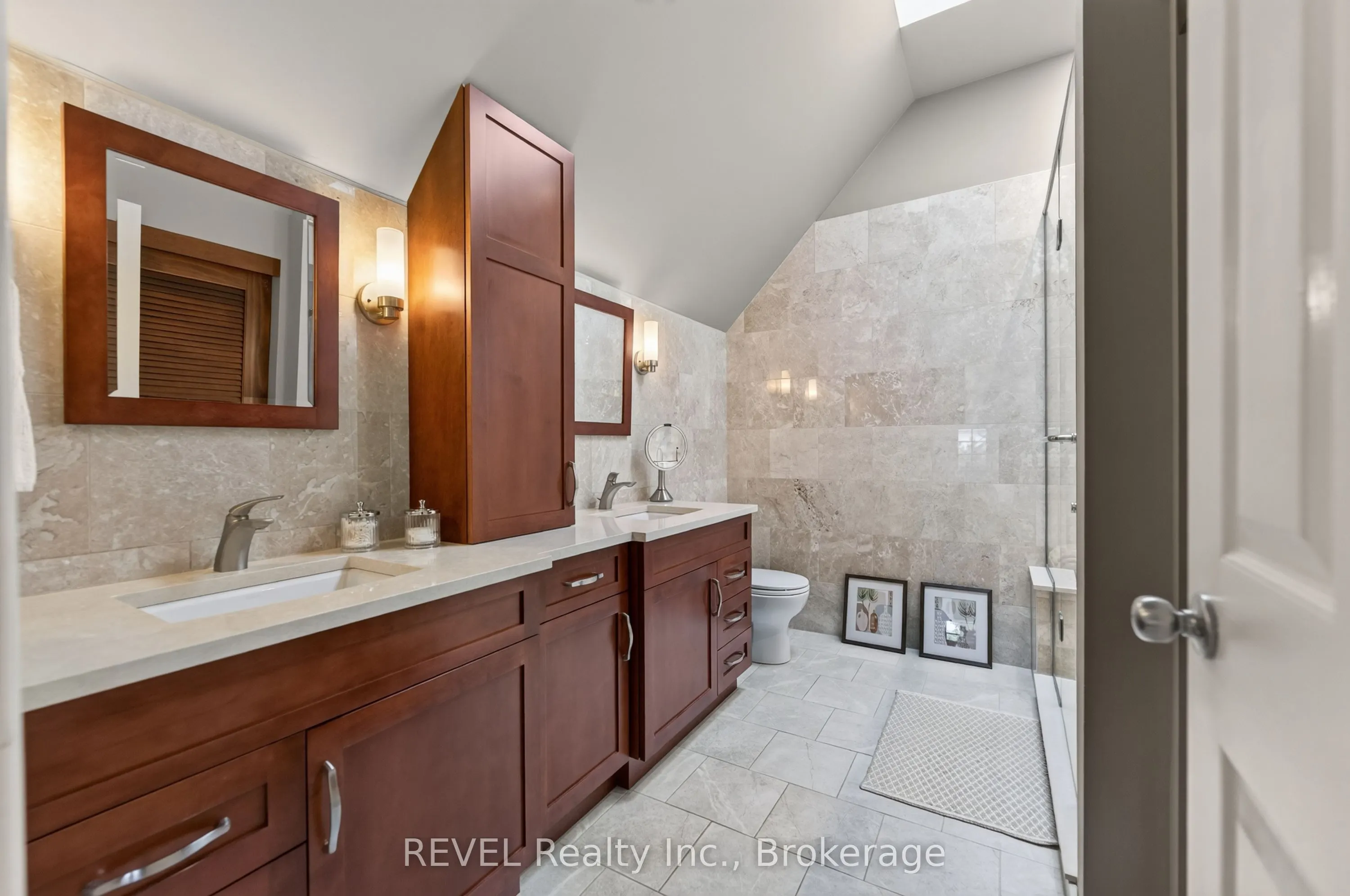 169 John Street W