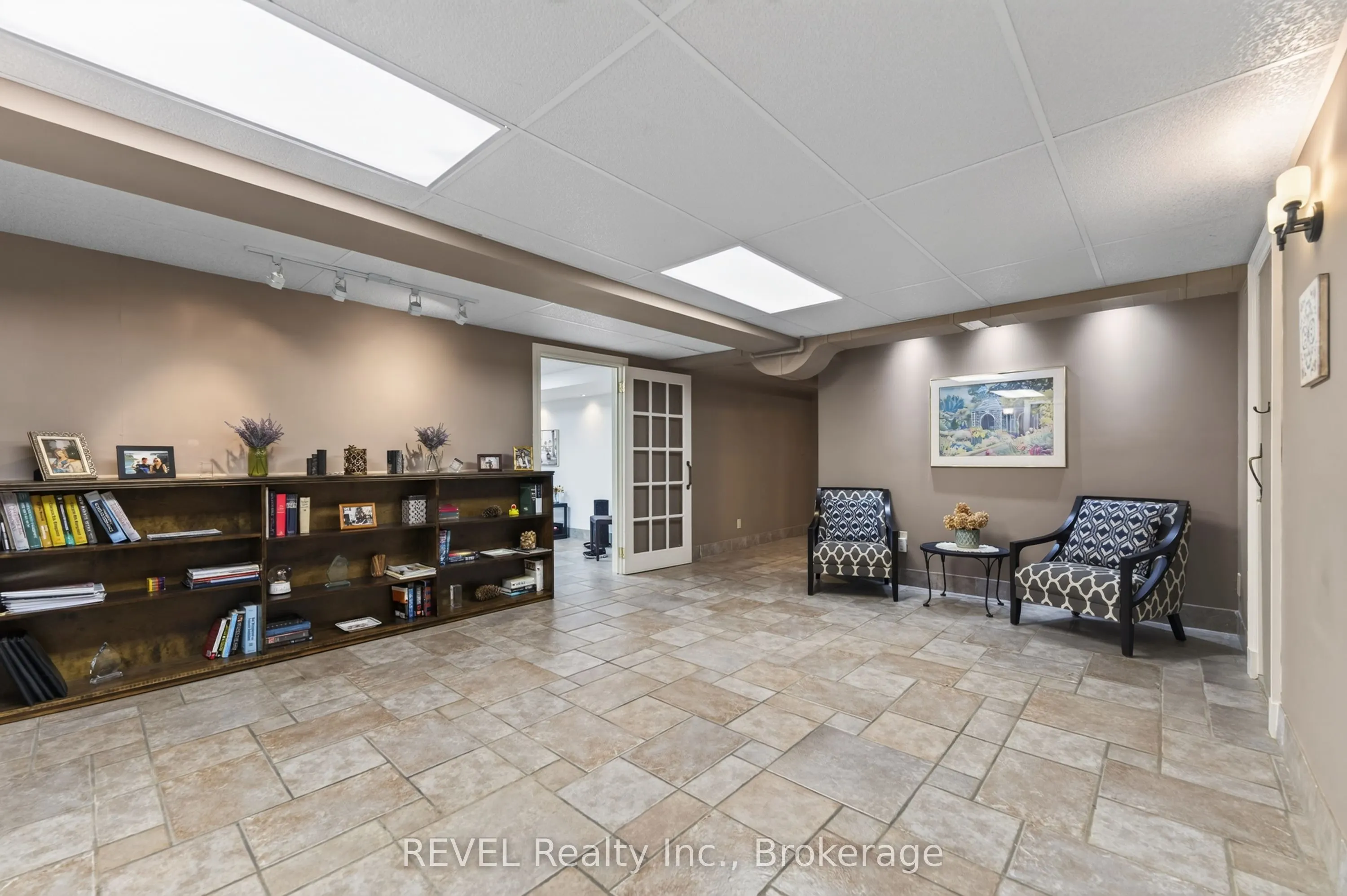 169 John Street W