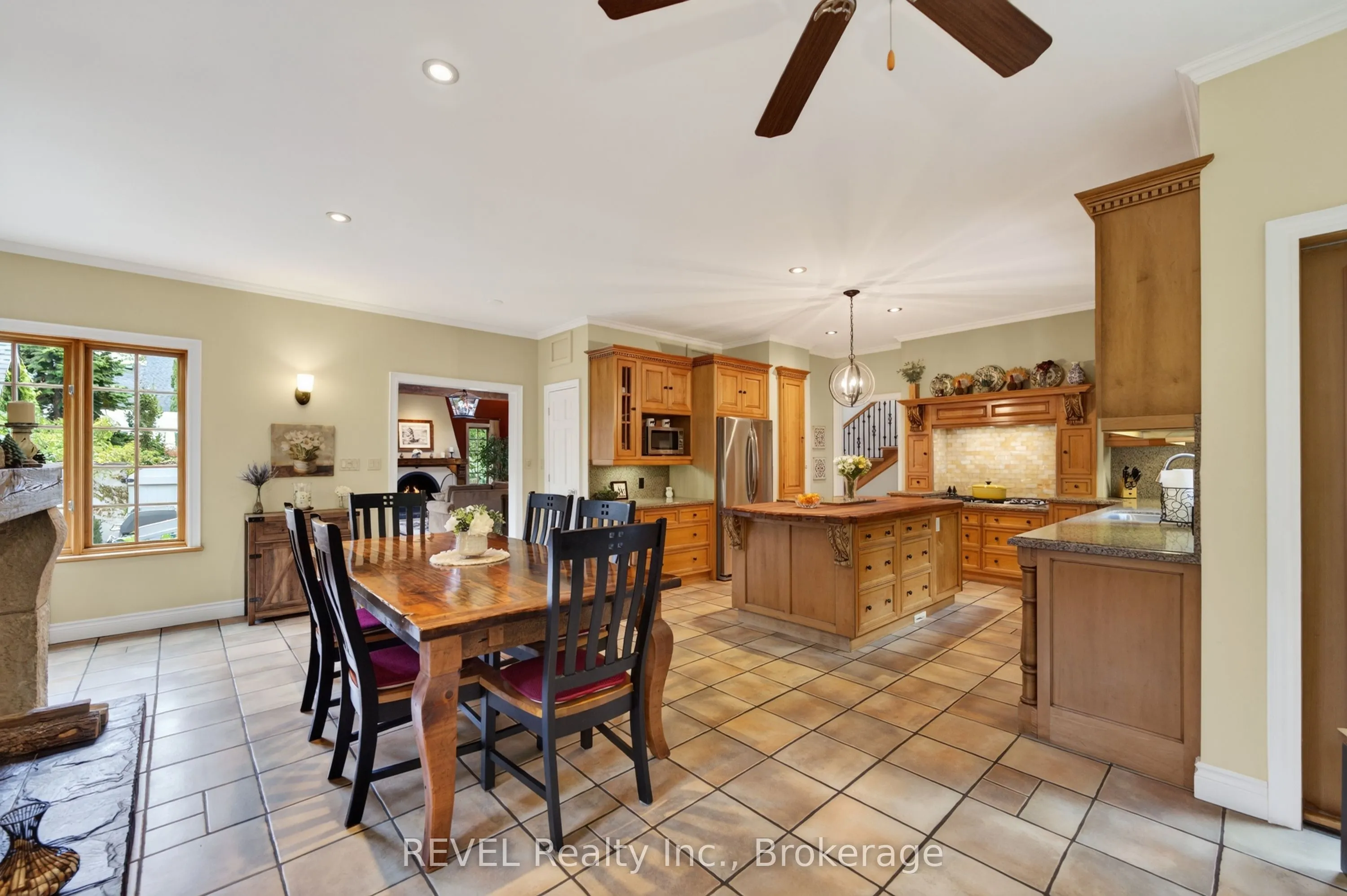 169 John Street W