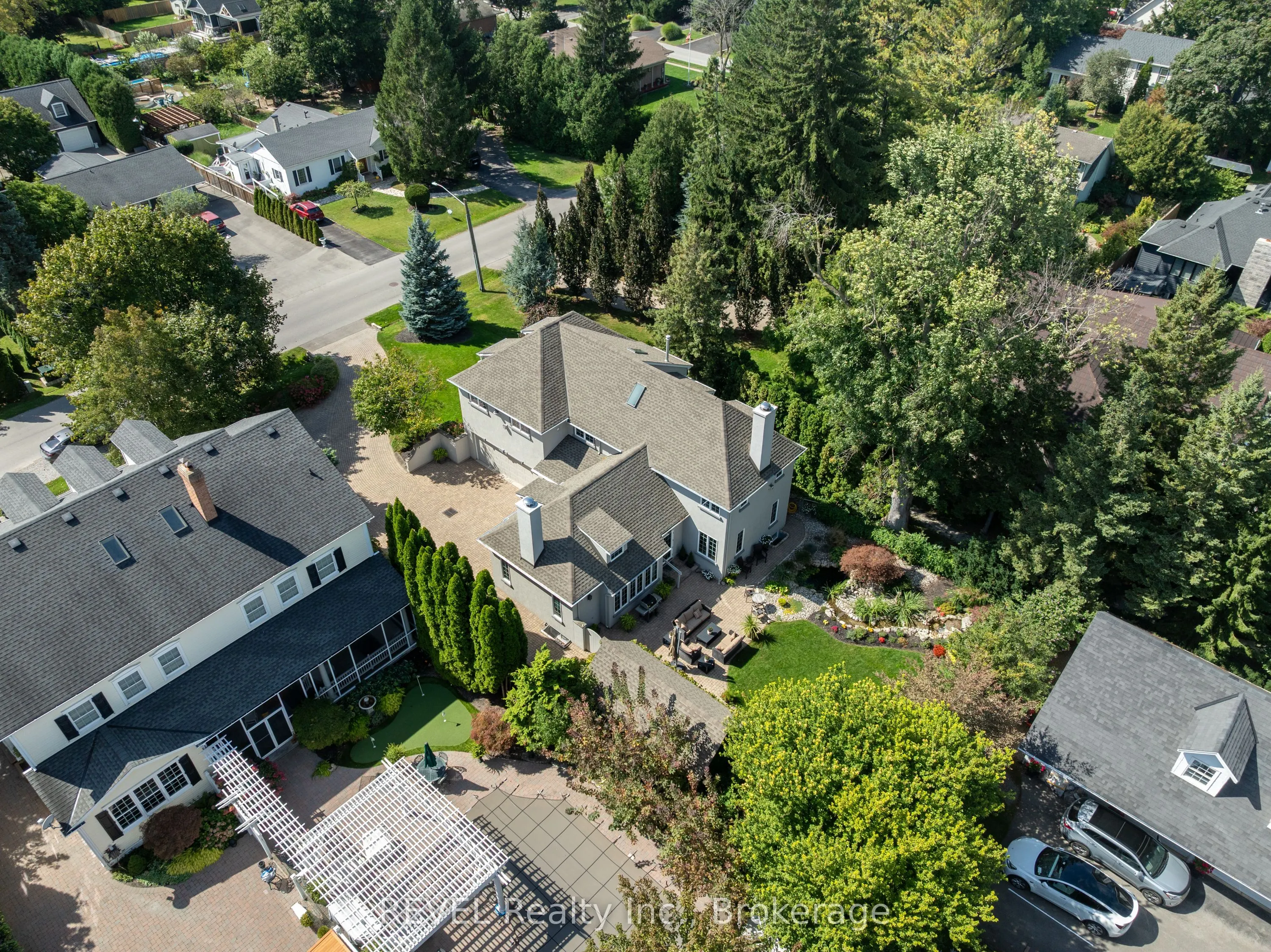 169 John Street W