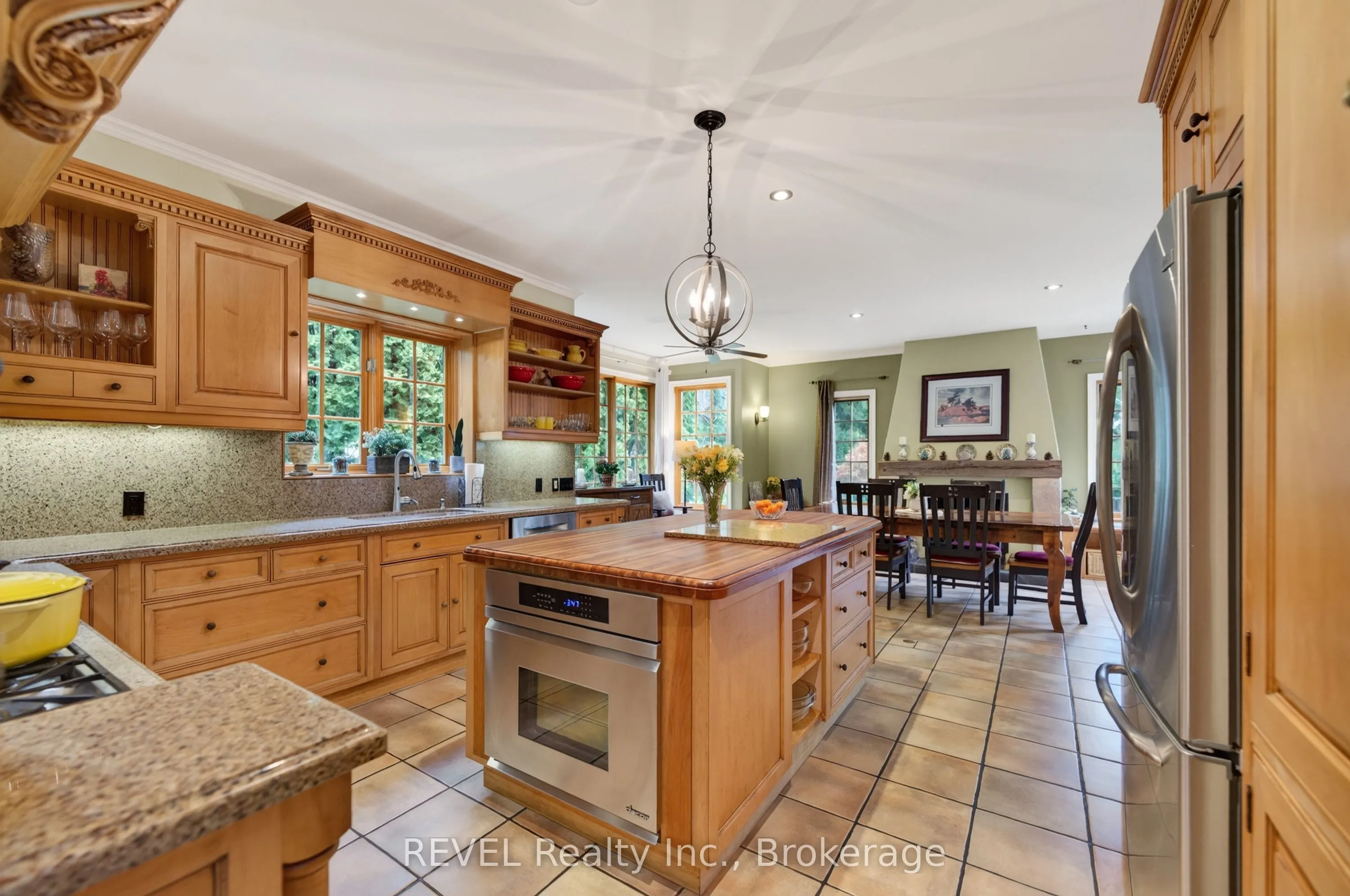 169 John Street W