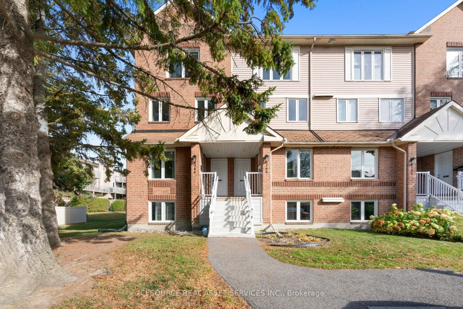 6754B Jeanne-d'Arc Boulevard N #1