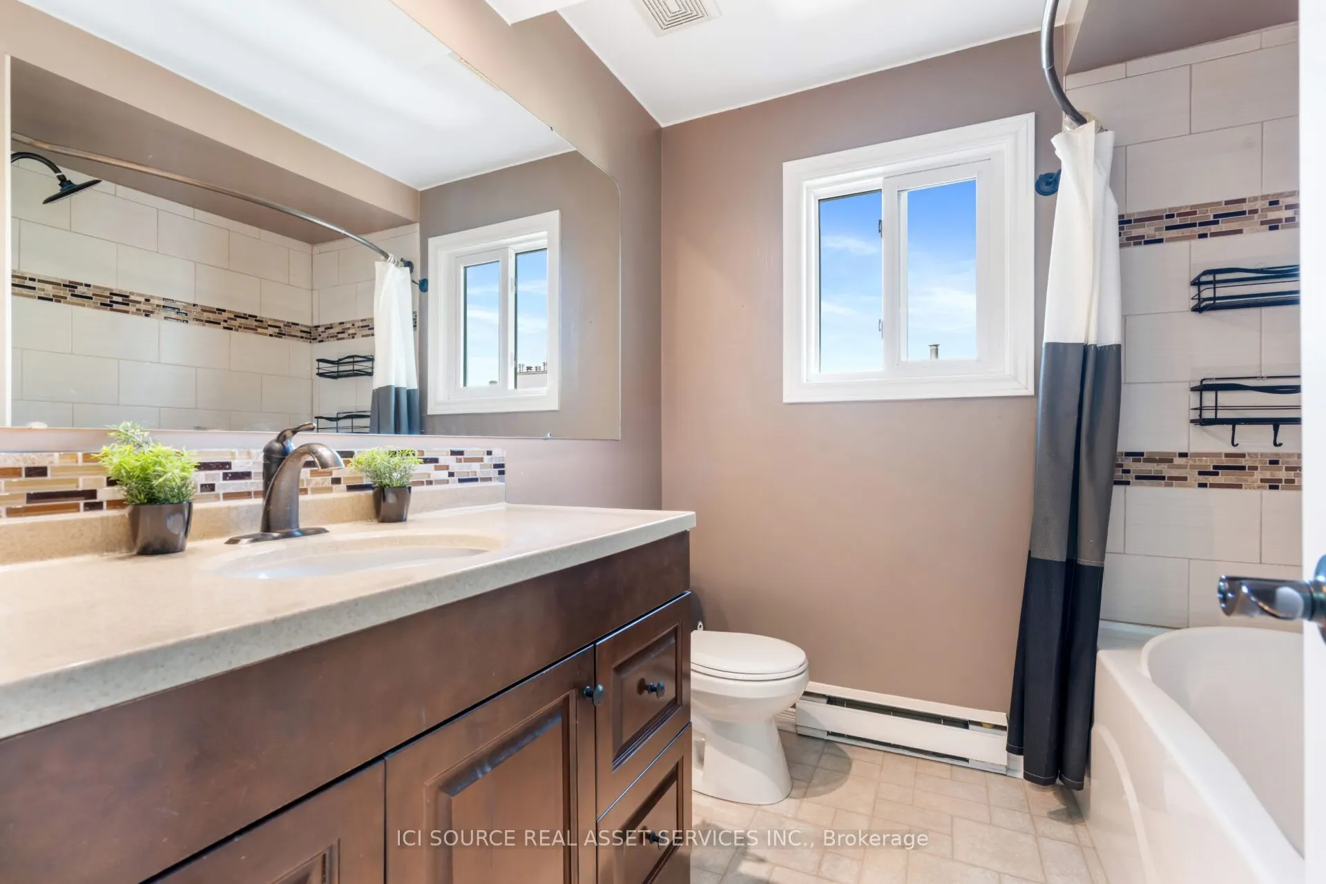 6754B Jeanne-d'Arc Boulevard N #1