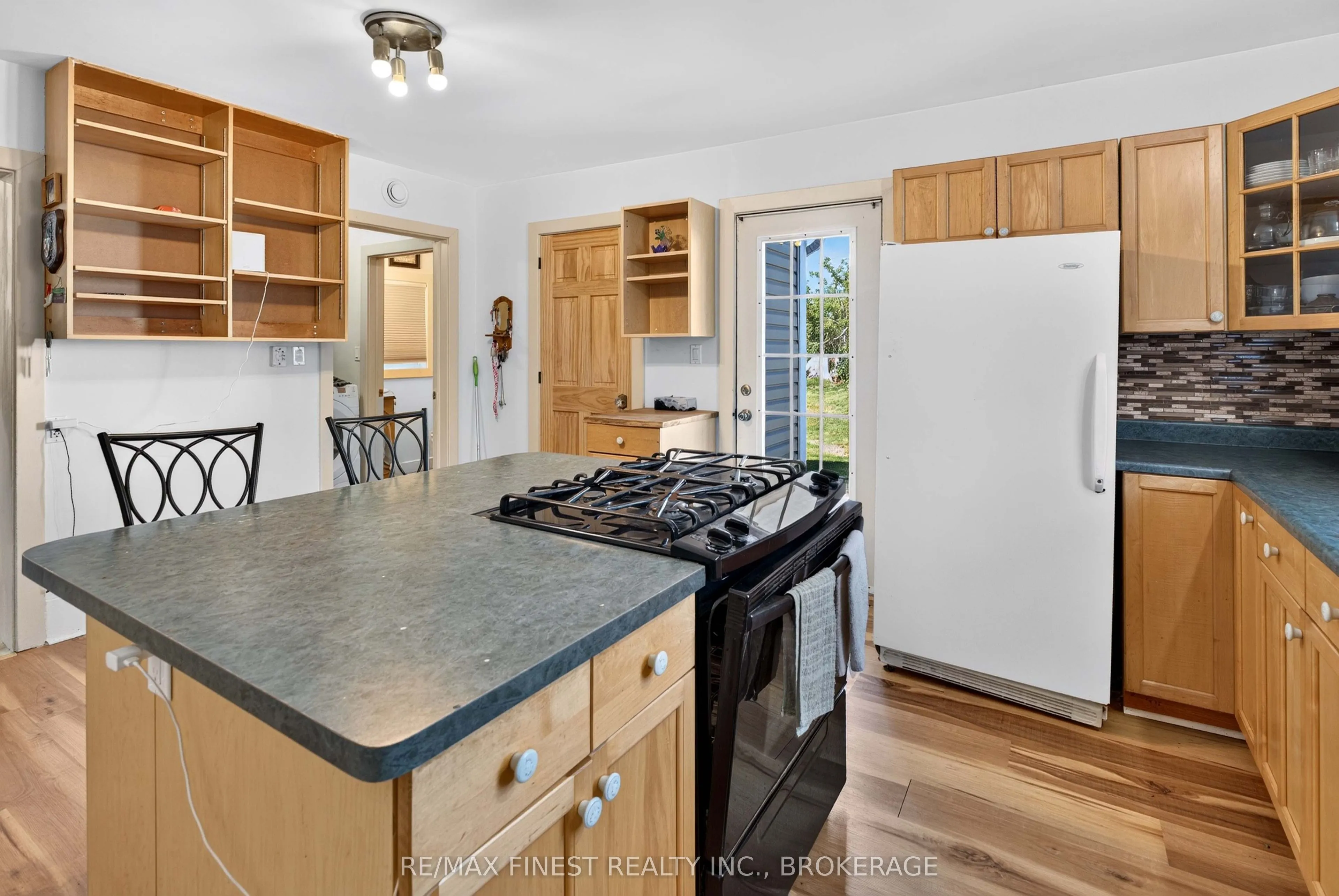 1069 SUNNYSIDE Road