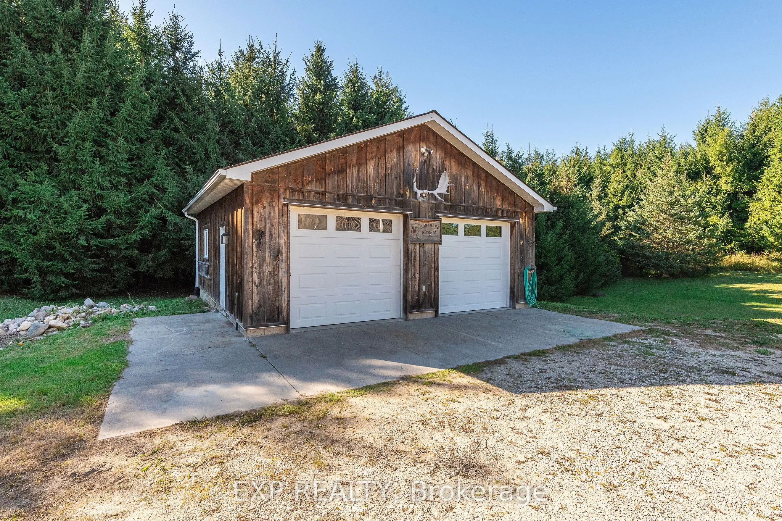 625421 15 Side Road