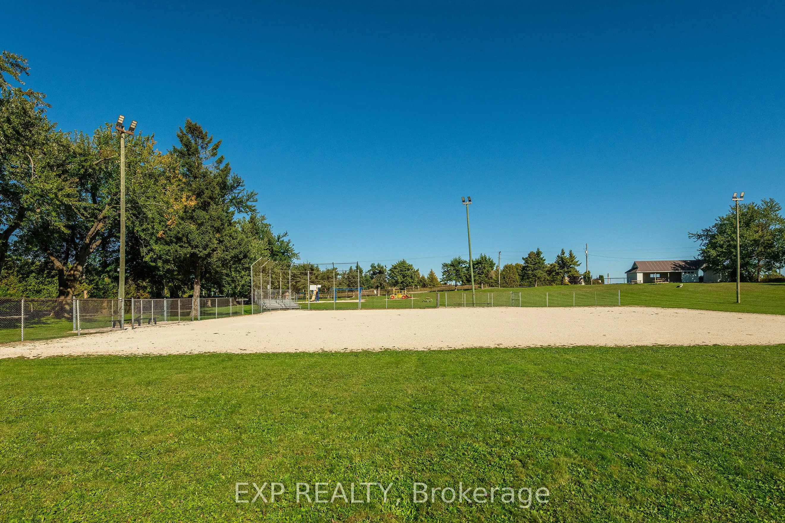 625421 15 Side Road