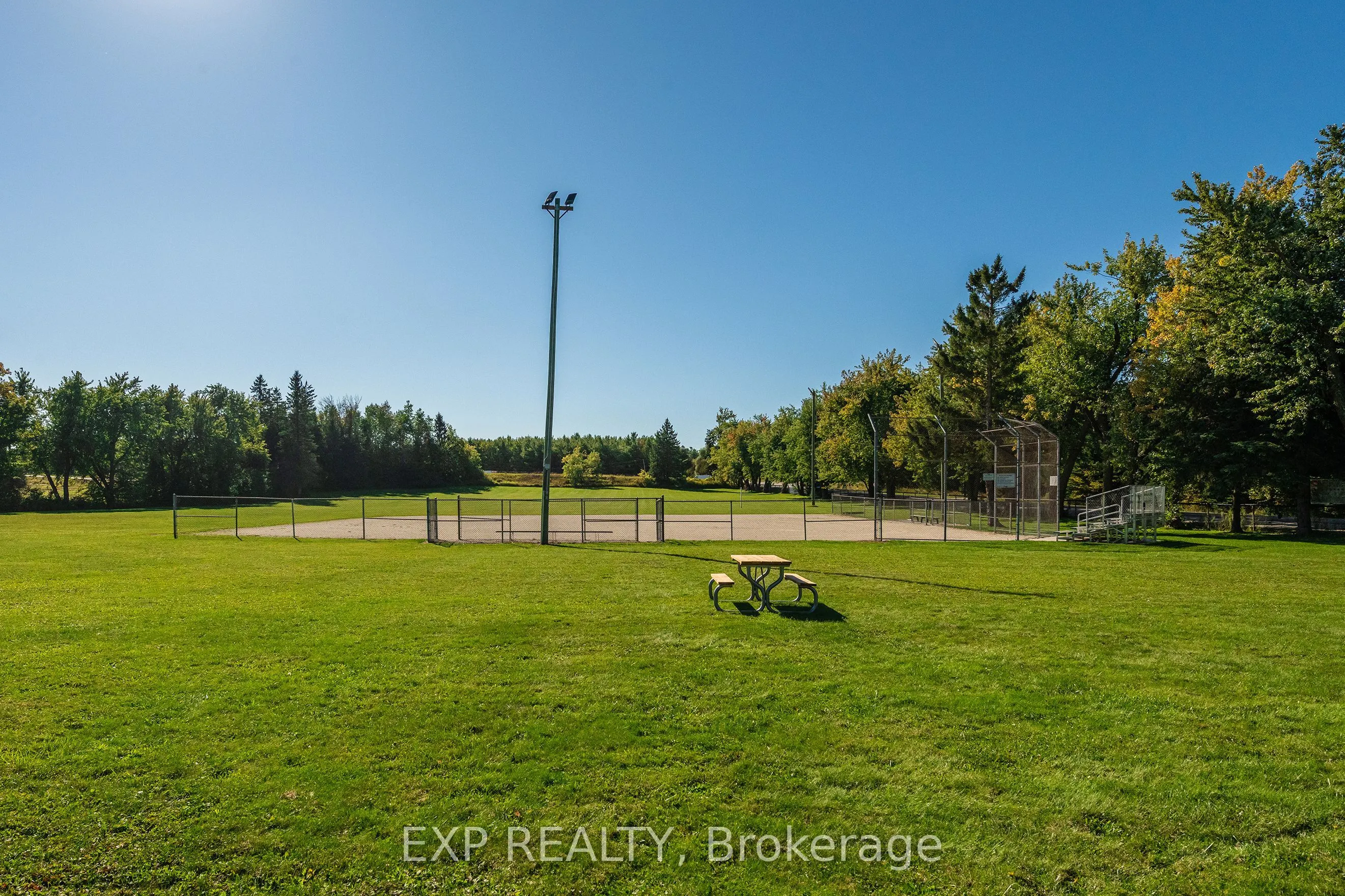 625421 15 Side Road