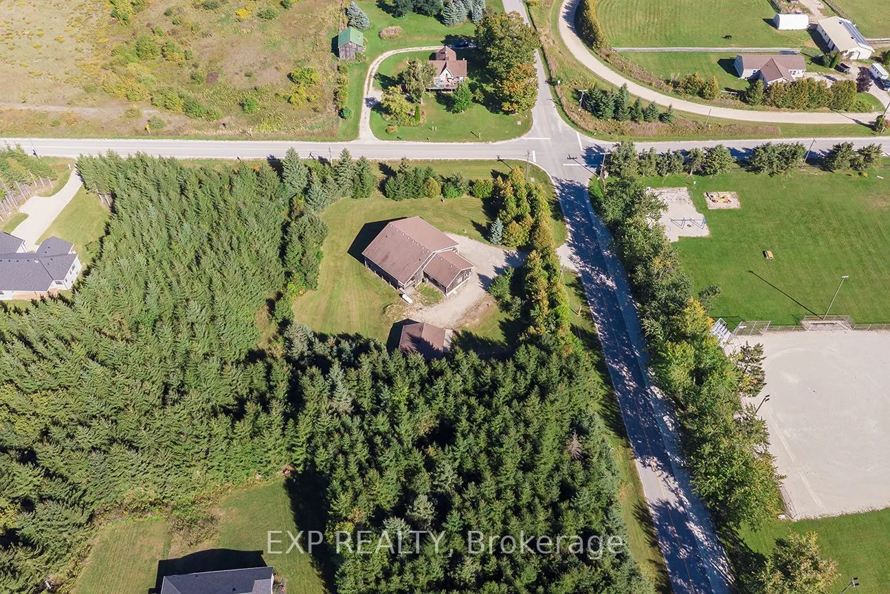 625421 15 Side Road