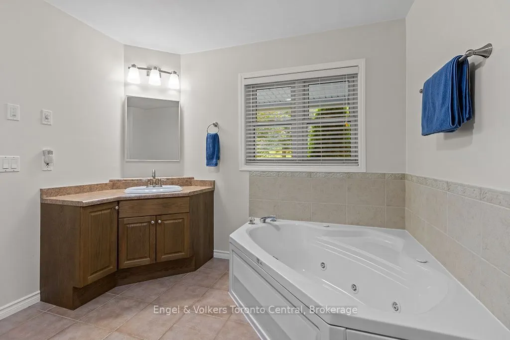 172 Queens Bush Dr Drive