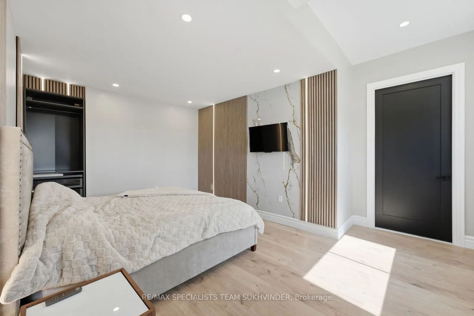 554068 Mono Amaranth Townline