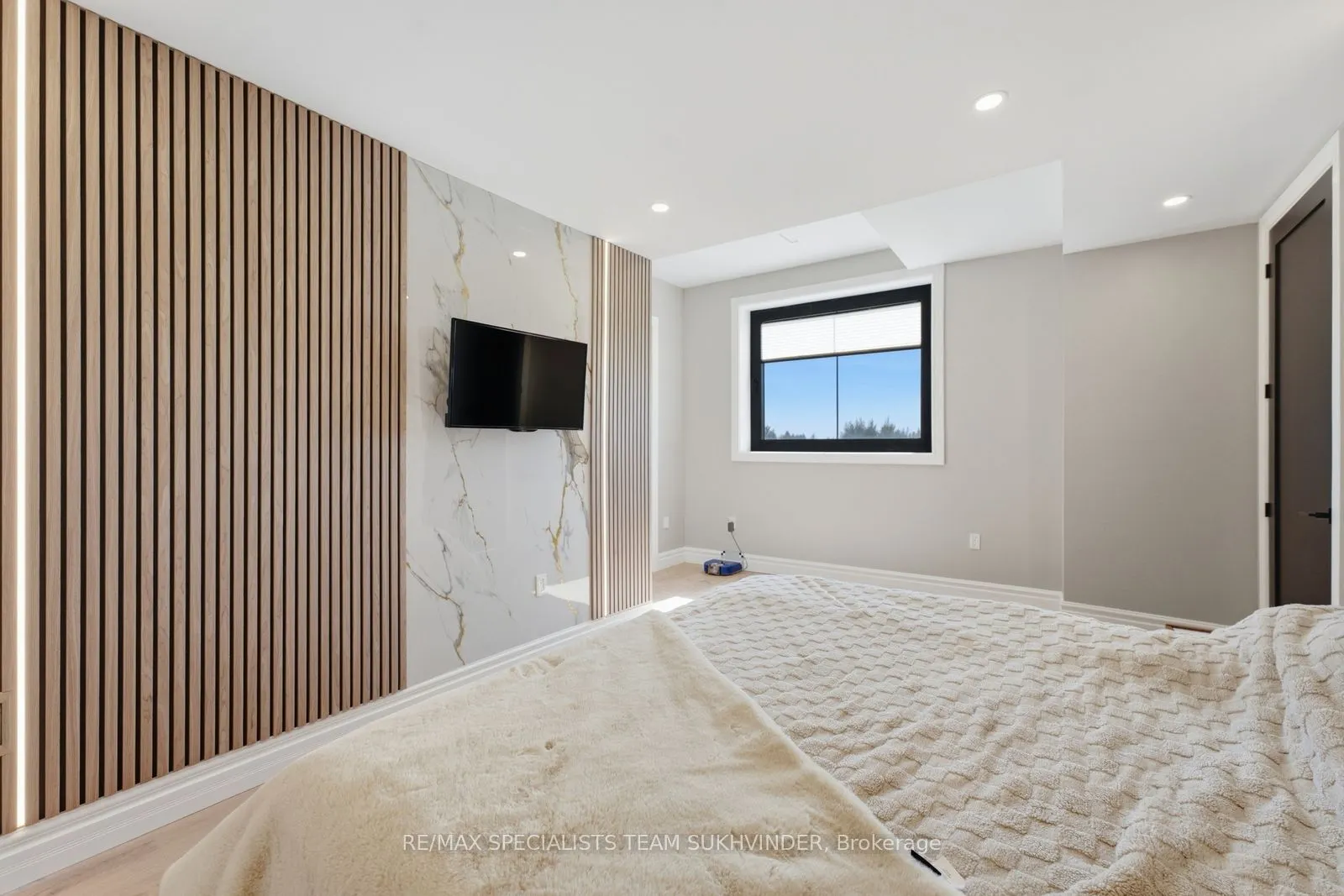 554068 Mono Amaranth Townline