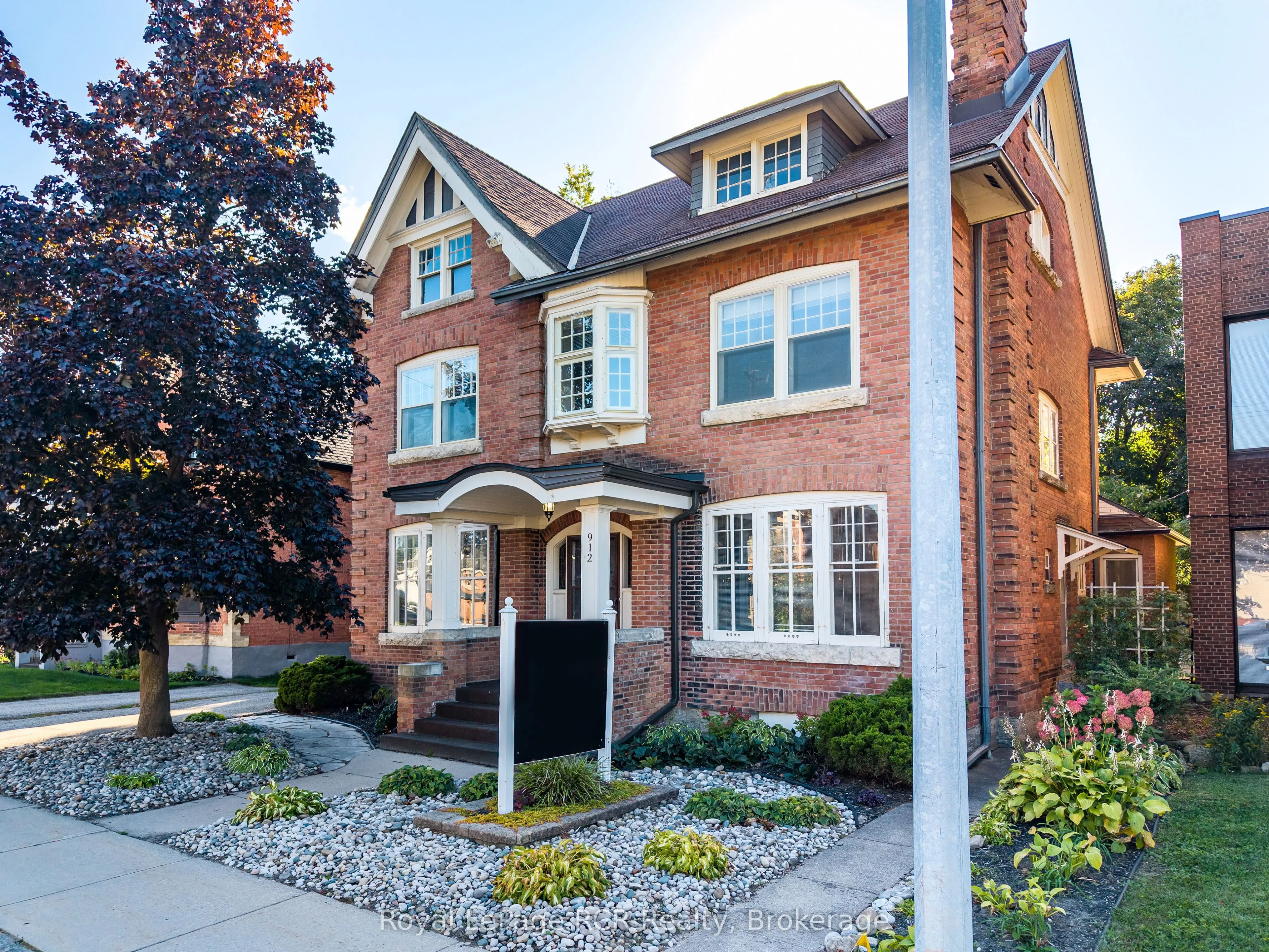 912 2nd Avenue W #Main Floor