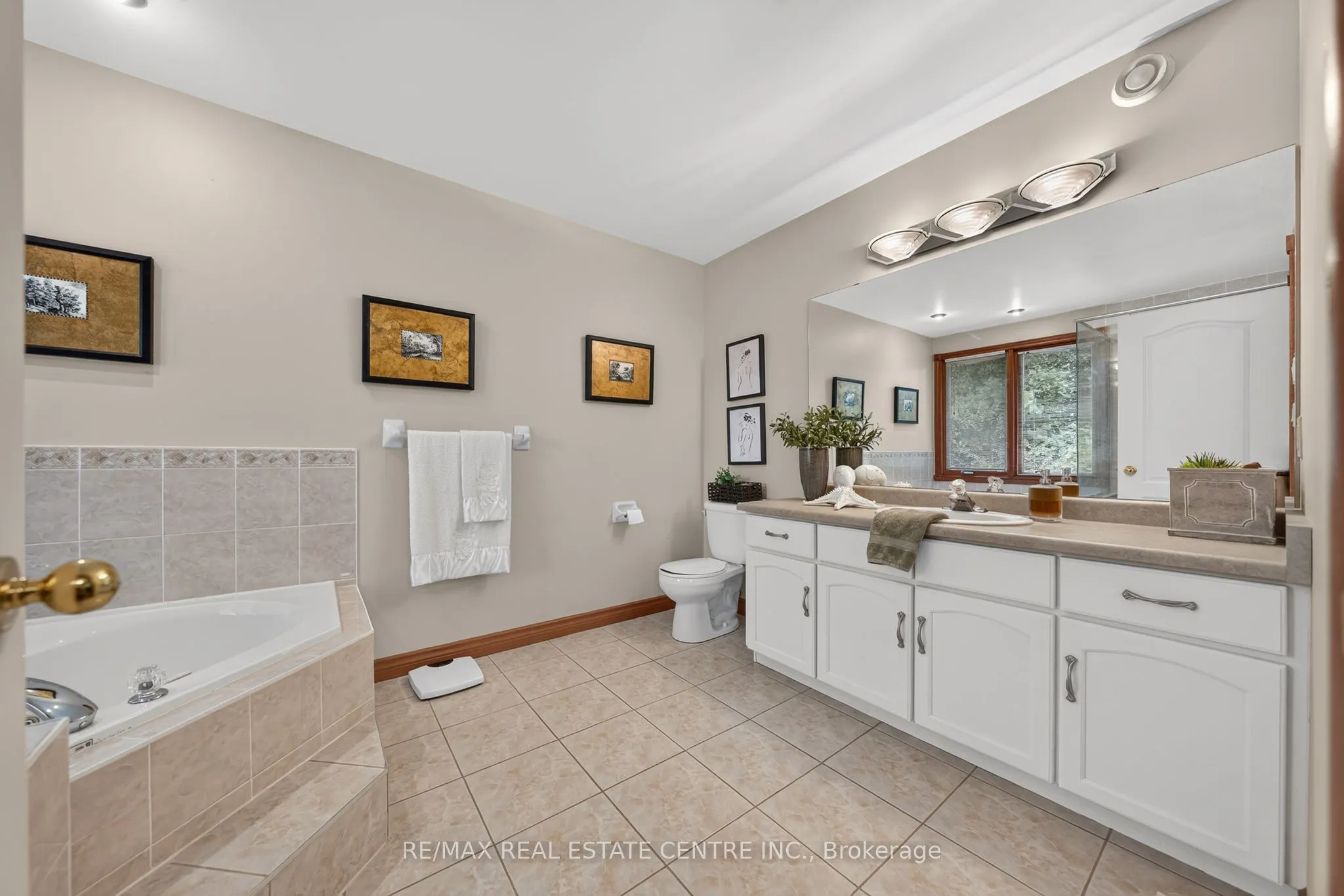 52 Archwood Crescent
