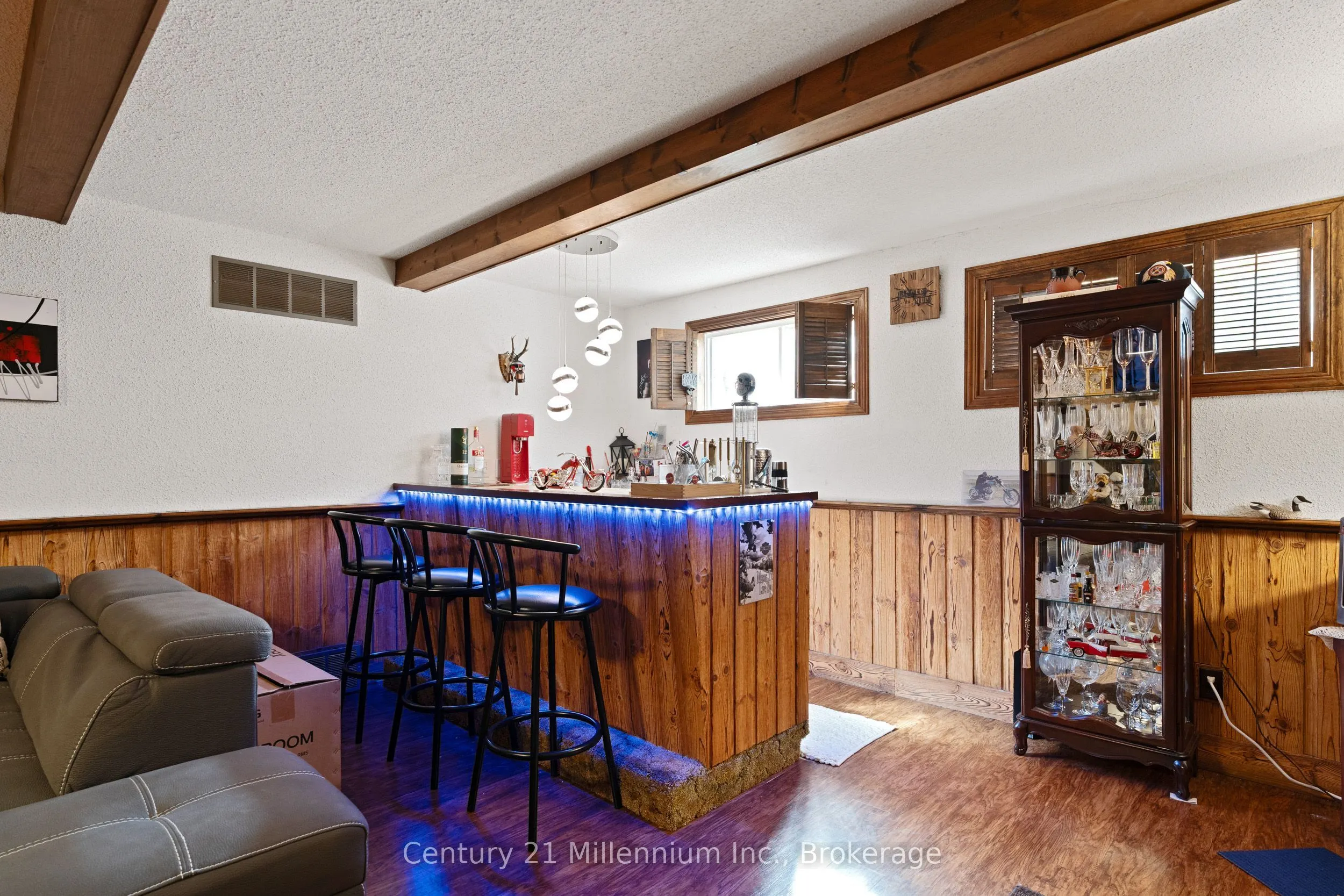 449 6th Avenue W
