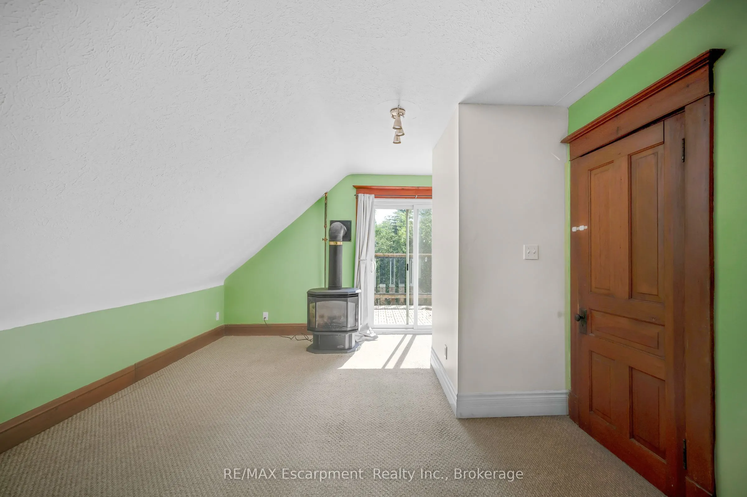 458 Woolwich Street