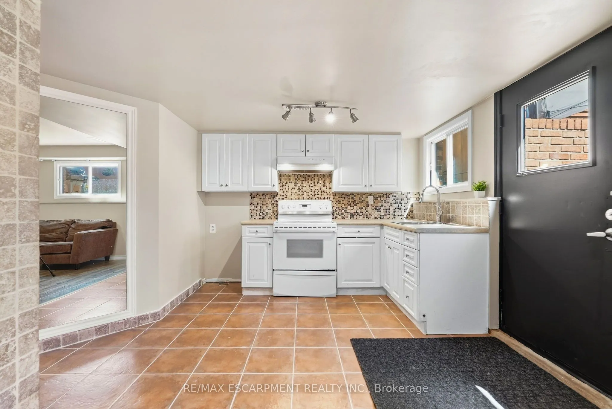 34 Grantham Avenue S