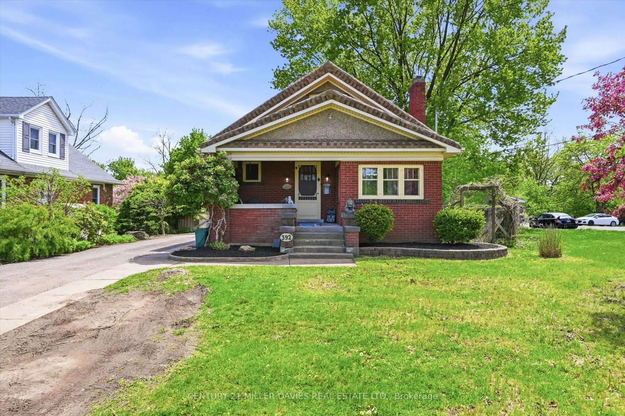 392 Queenston Street