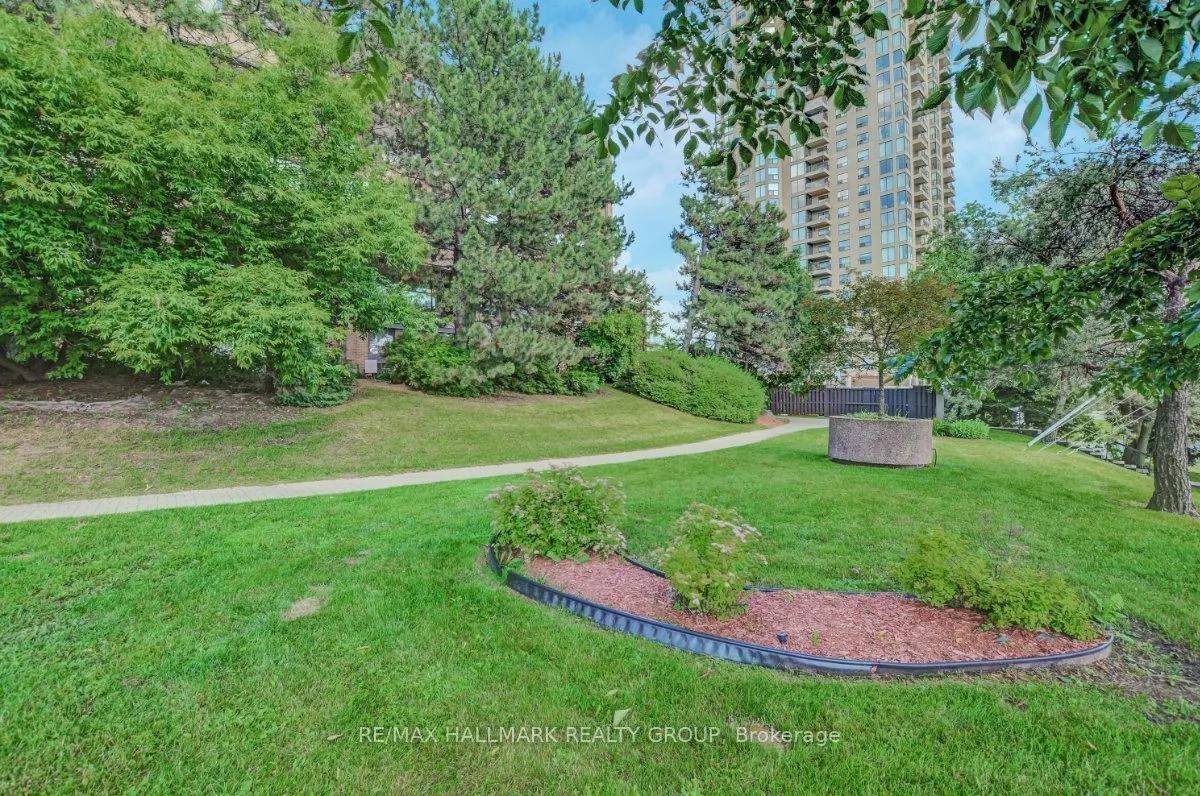 515 St Laurent Boulevard #810
