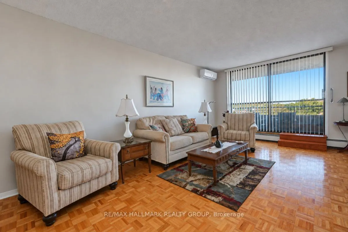 515 St Laurent Boulevard #810