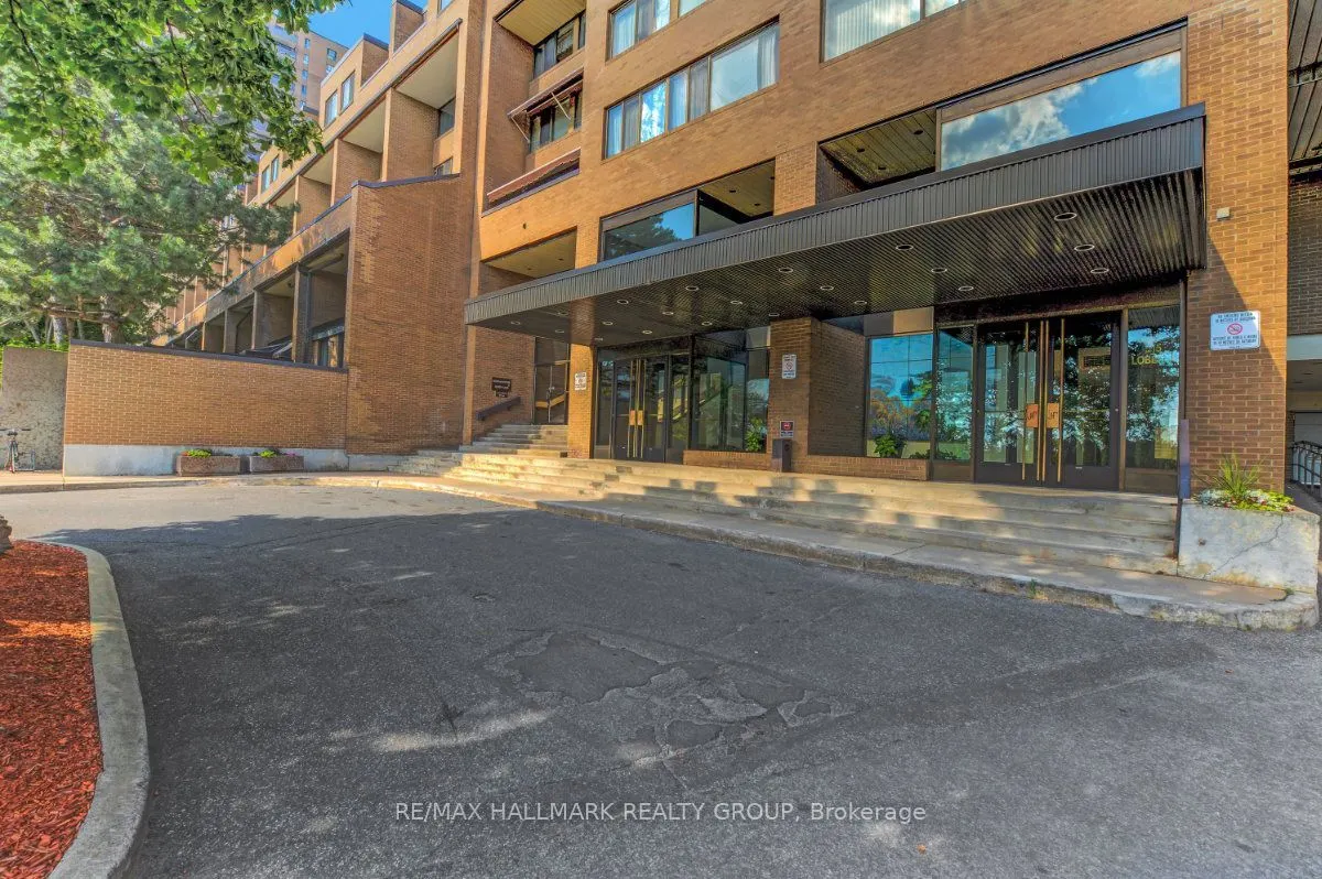 515 St Laurent Boulevard #810