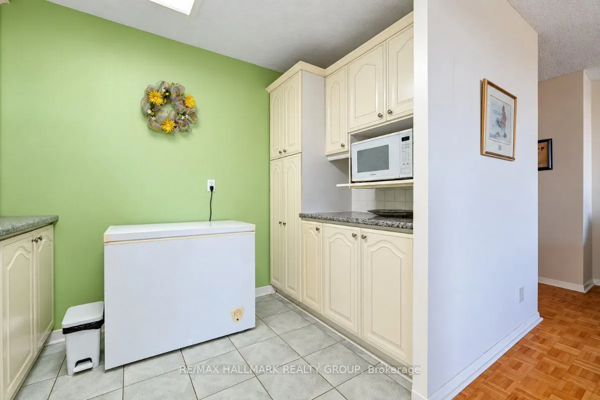 515 St Laurent Boulevard #810