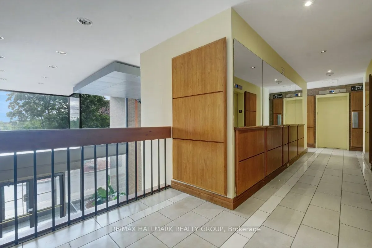 515 St Laurent Boulevard #810