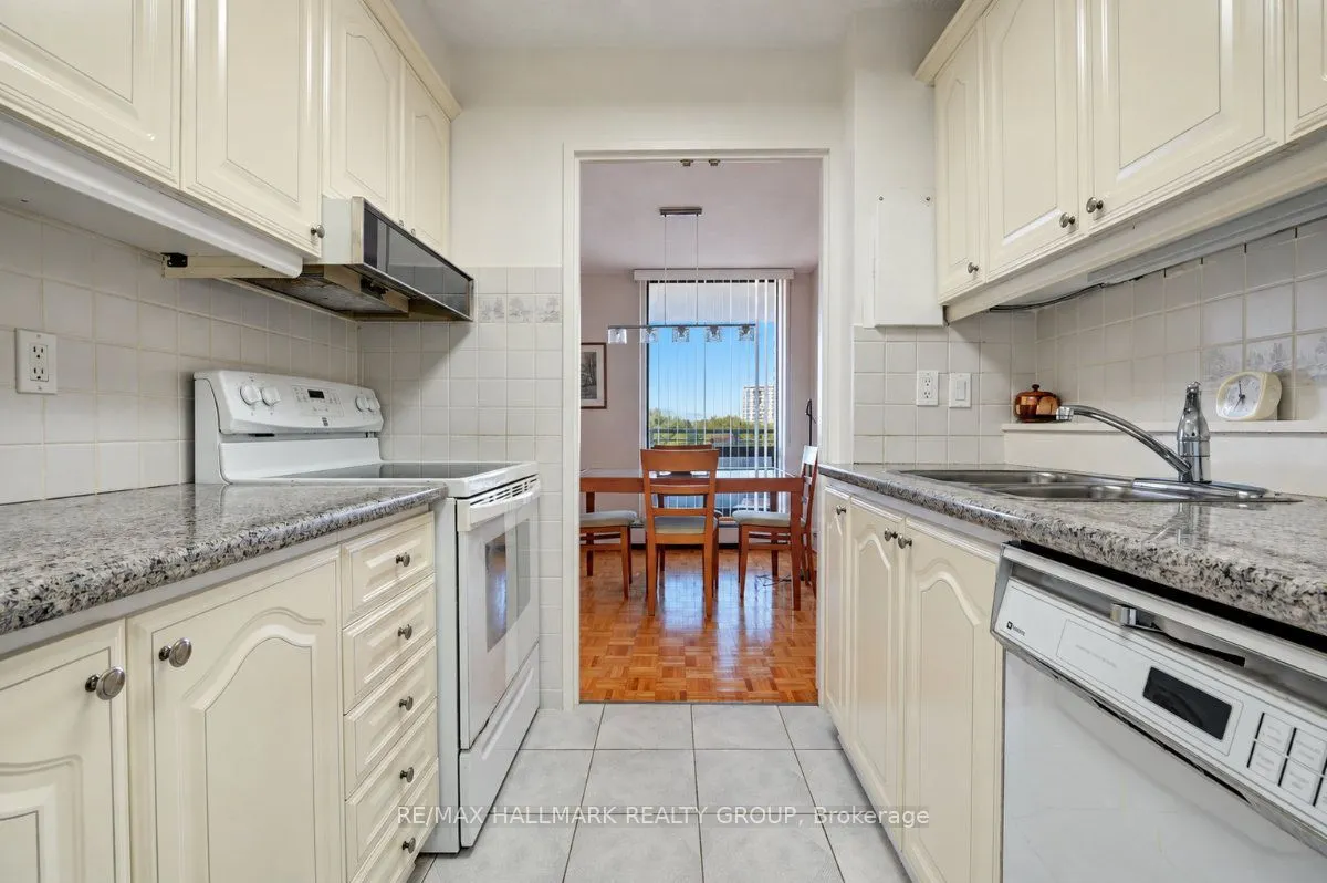 515 St Laurent Boulevard #810