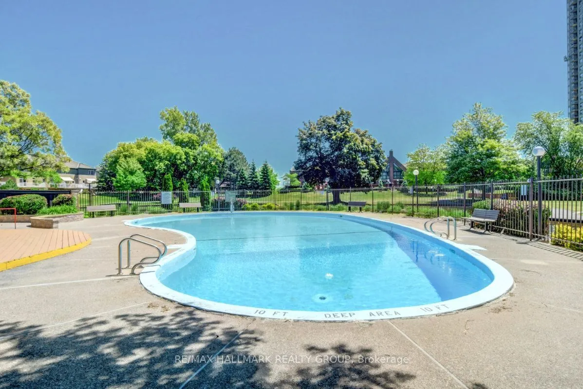515 St Laurent Boulevard #810