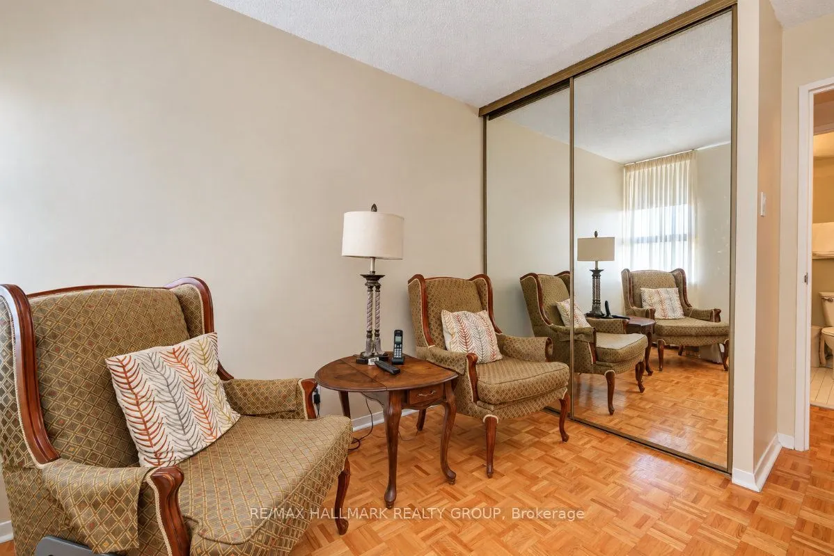 515 St Laurent Boulevard #810