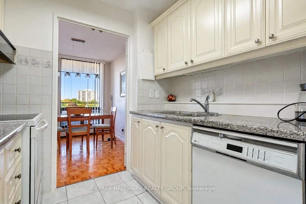515 St Laurent Boulevard #810