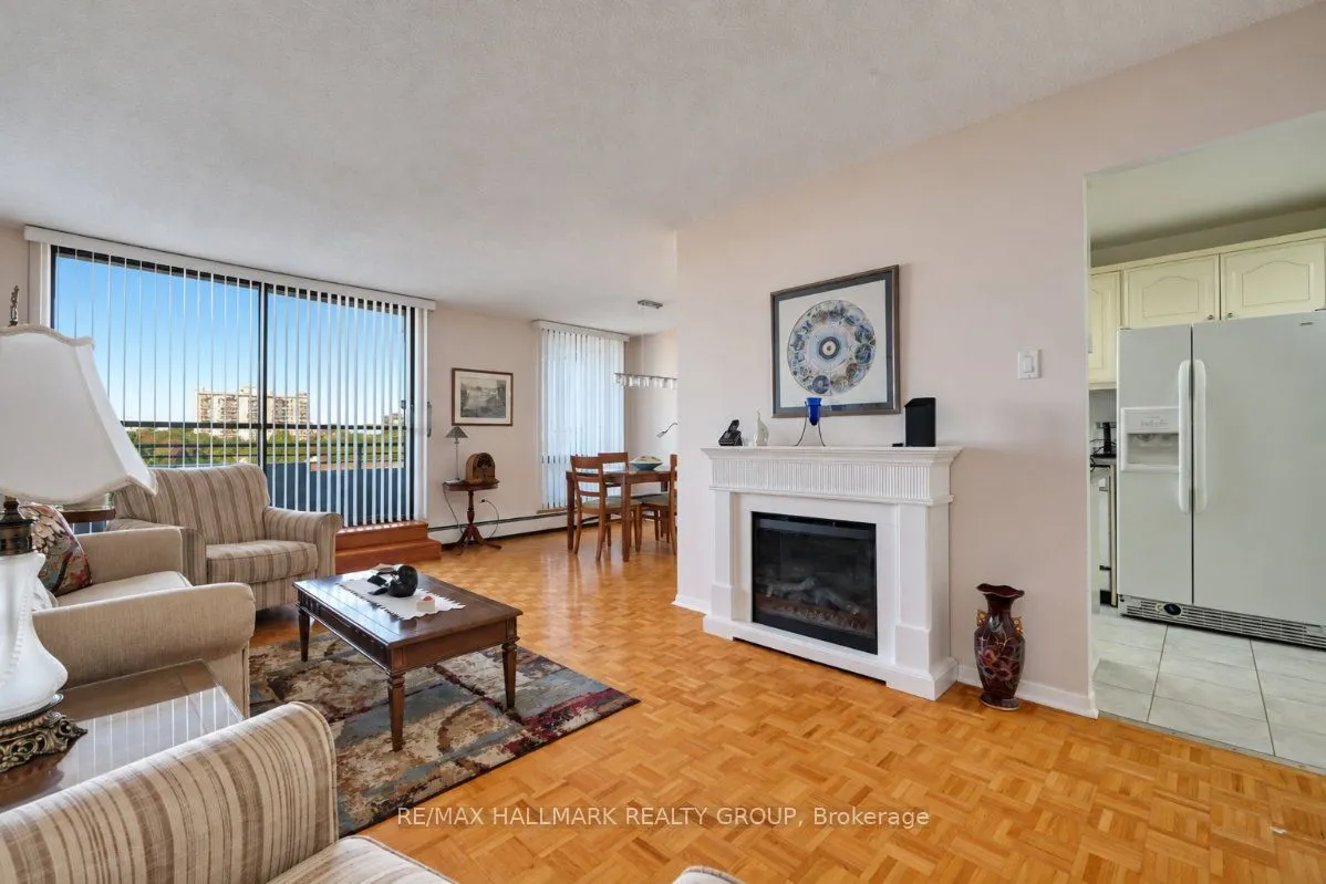 515 St Laurent Boulevard #810