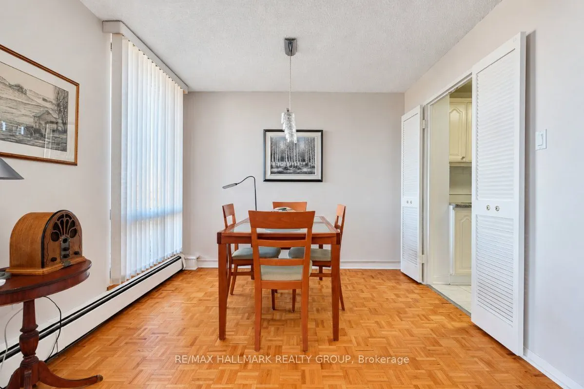 515 St Laurent Boulevard #810