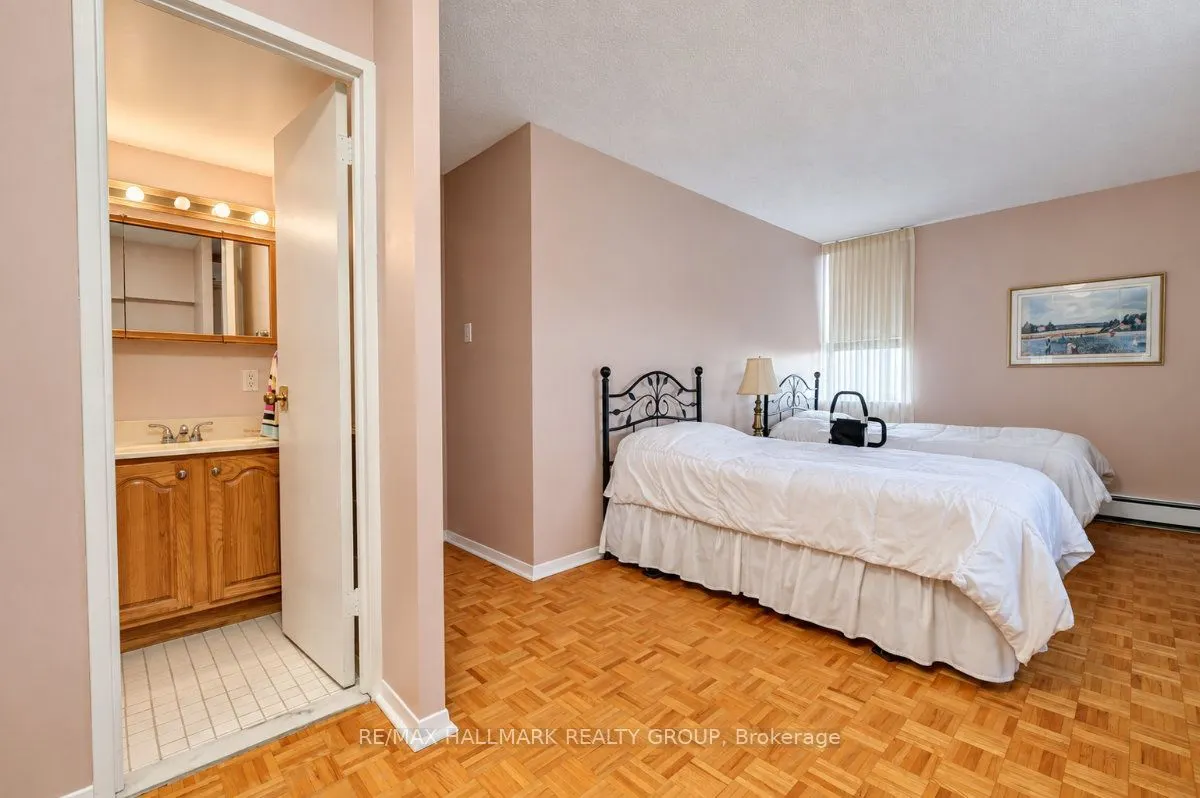 515 St Laurent Boulevard #810